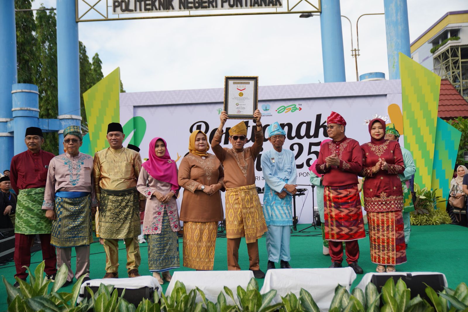 33.074 Peserta Tari Jepin Pecahkan Rekor Dunia MURI, Turut Diikuti Peserta dari Mancanegara