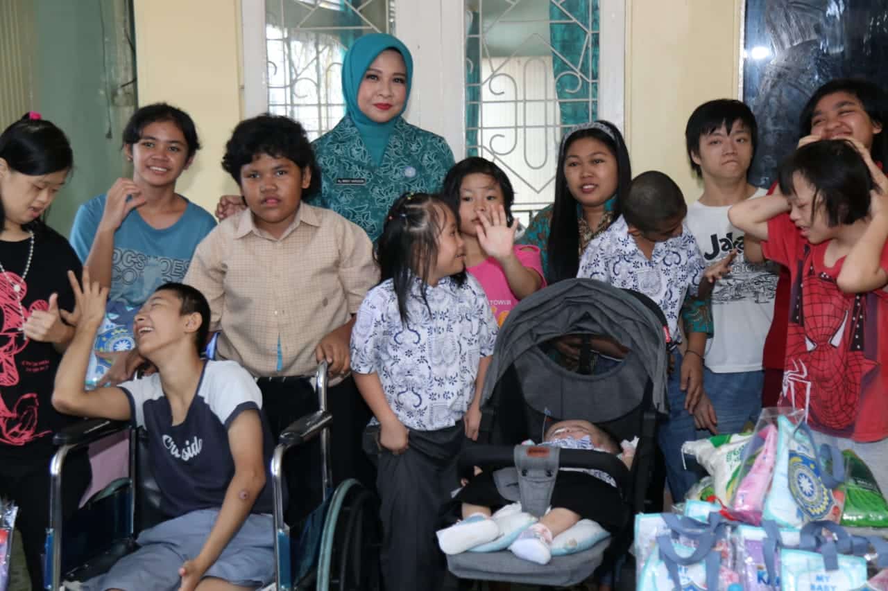 Windy Prihastari Bagi-bagi Kado dan Kebahagian di Panti Asuhan Anak Bhakti Luhur Pontianak