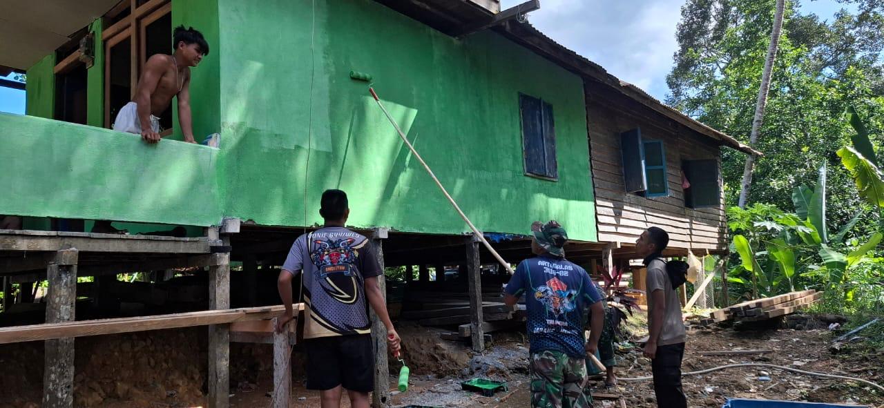 Tambah Keindahan, Satgas TMMD Kodim Putussibau Mulai Lakukan Pengecatan RTLH