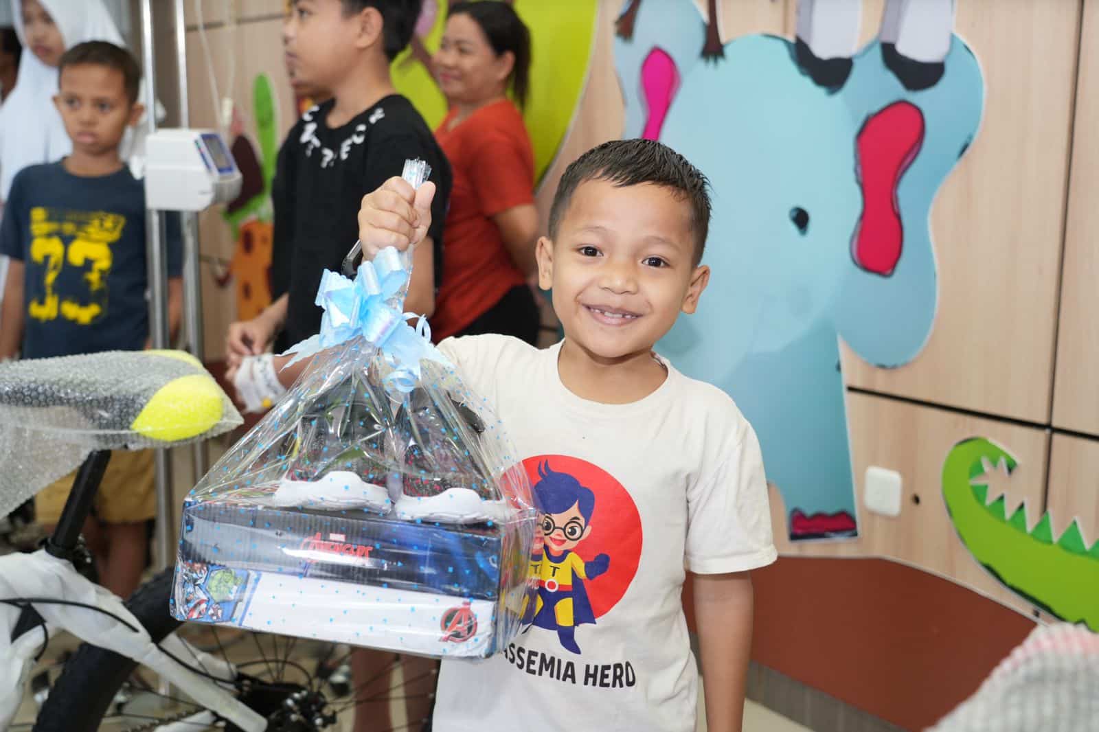 Tepati Janjinya, Windy Berikan Sepeda dan Sepatu Untuk Anak Pejuang Kanker dan Thalasemia