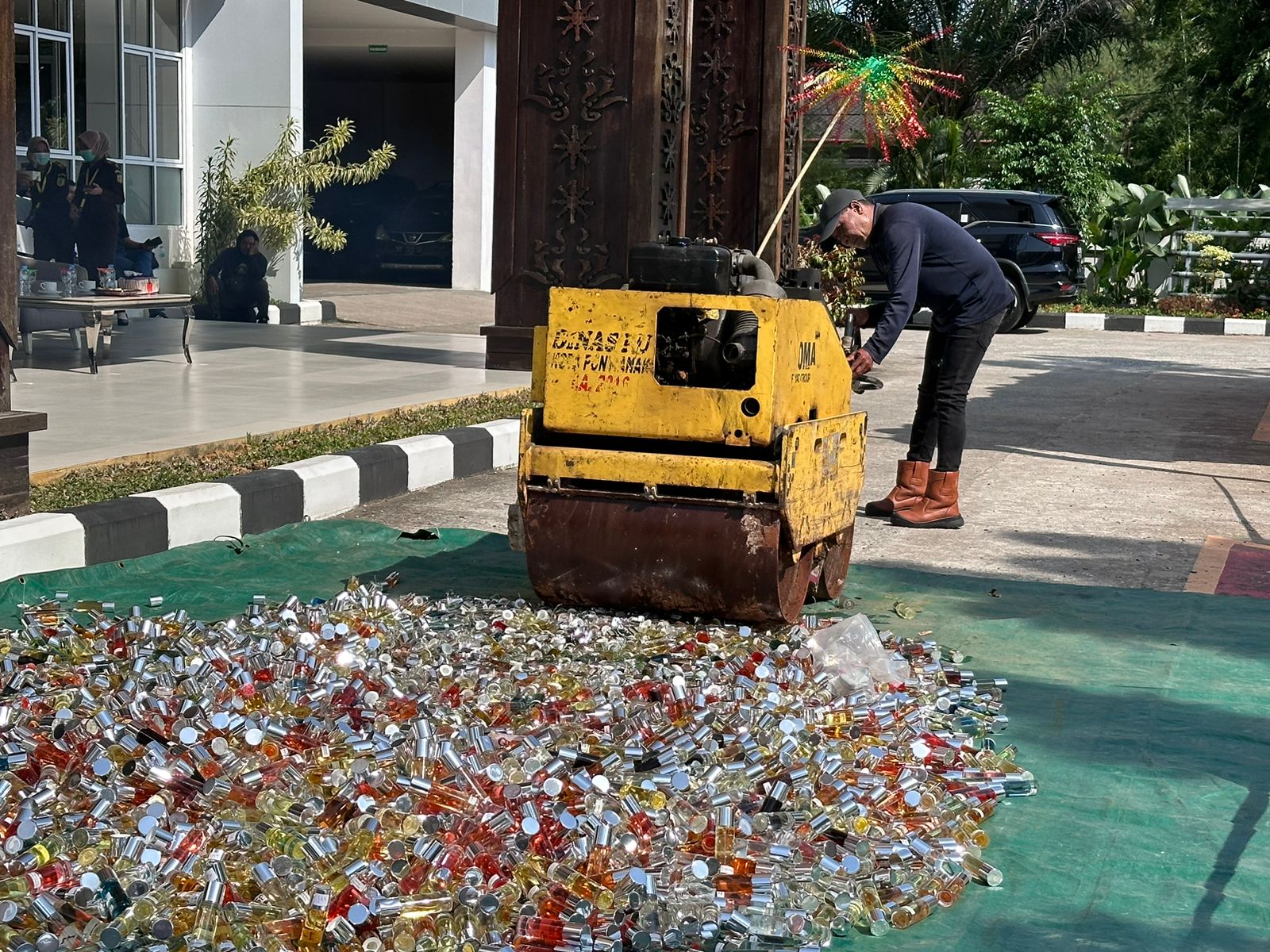 Mengandung Zat Berbahaya, Kejari Pontianak Musnahkan 2.500 Botol Parfum Asal Bandung