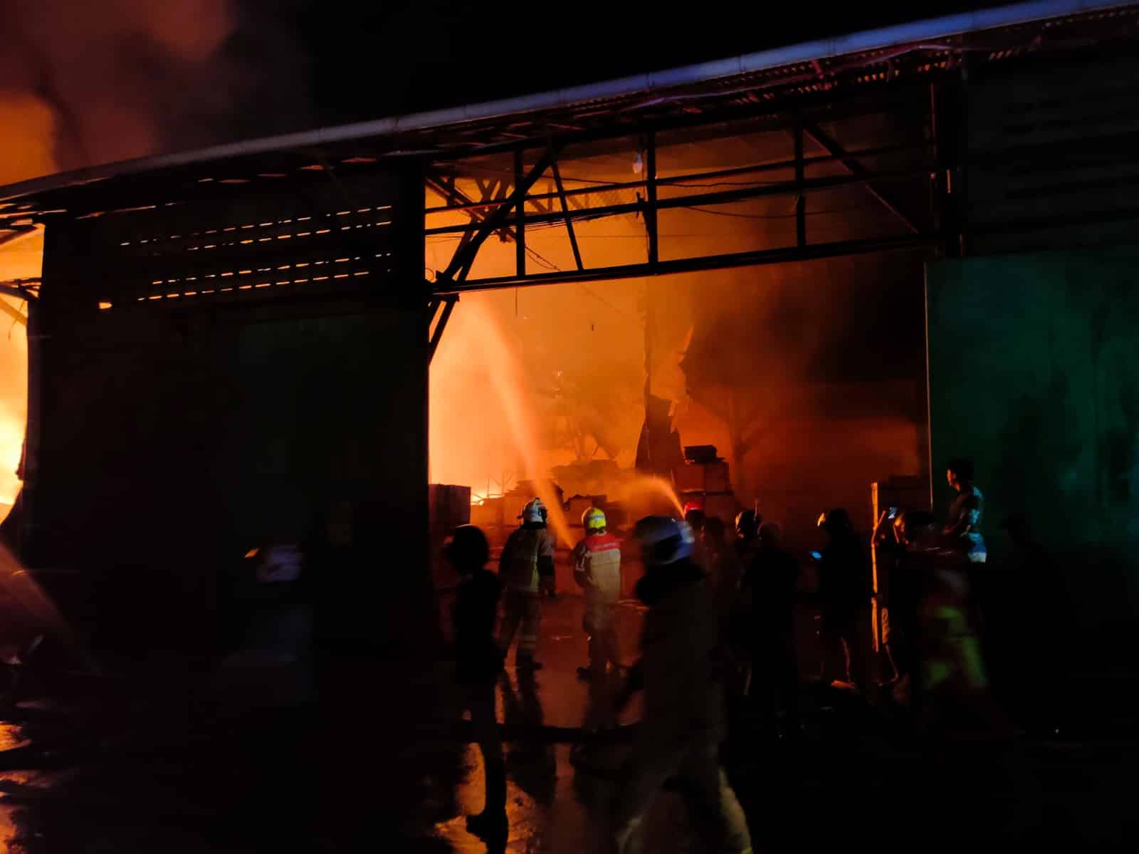 Lima Ruko di Pergudangan Mandau Timber Kubu Raya Hangus Terbakar