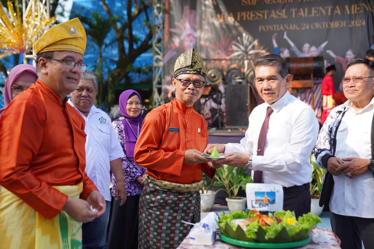 Pj Wali Kota Buka Pekan Seni, Budaya dan Bahasa SMPN 3 Pontianak: Wadah Perkuat Identitas Bangsa