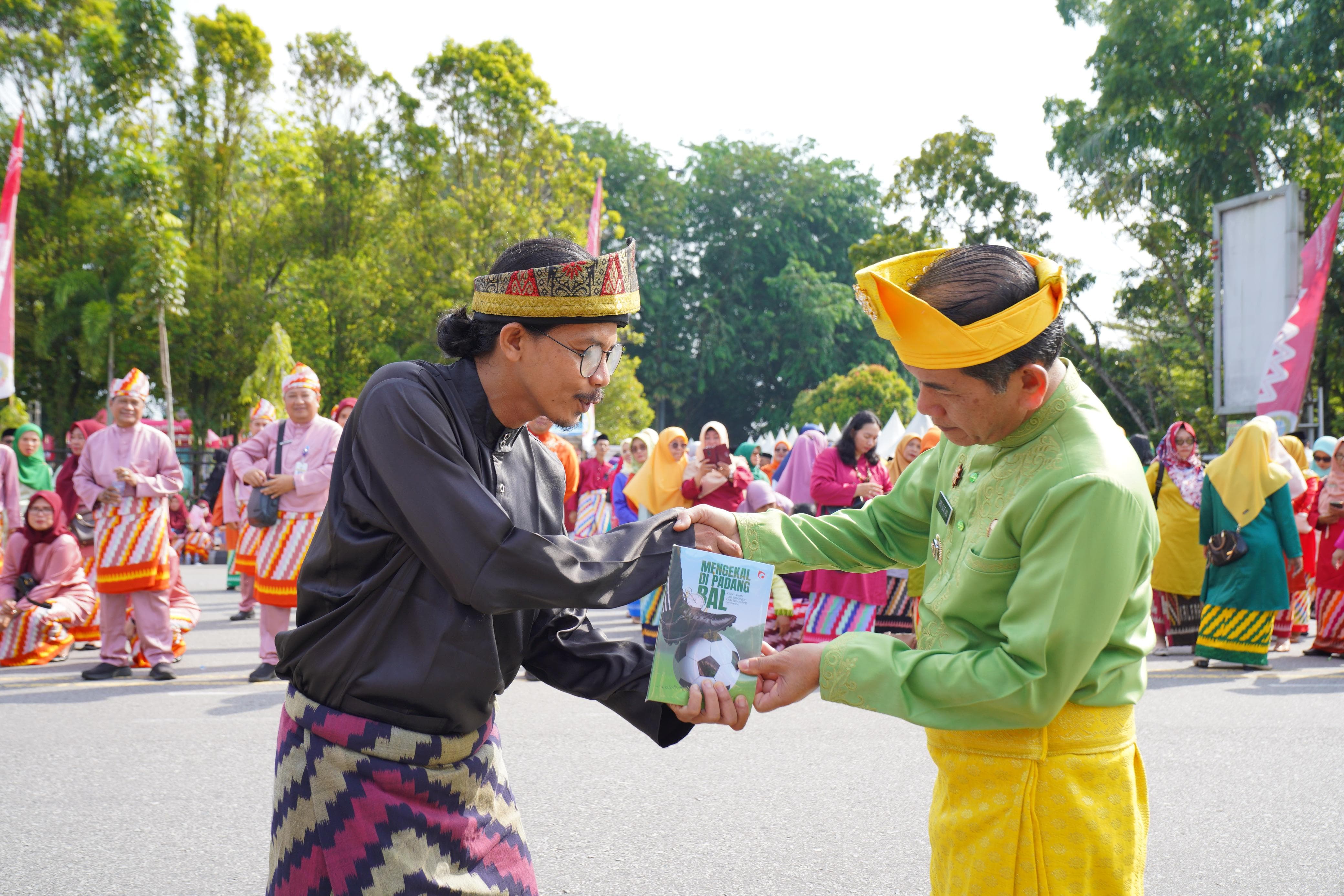 Buku “Mengekal di Padang Bal”, Rekam Jejak Perjalanan Sepak Bola Pontianak