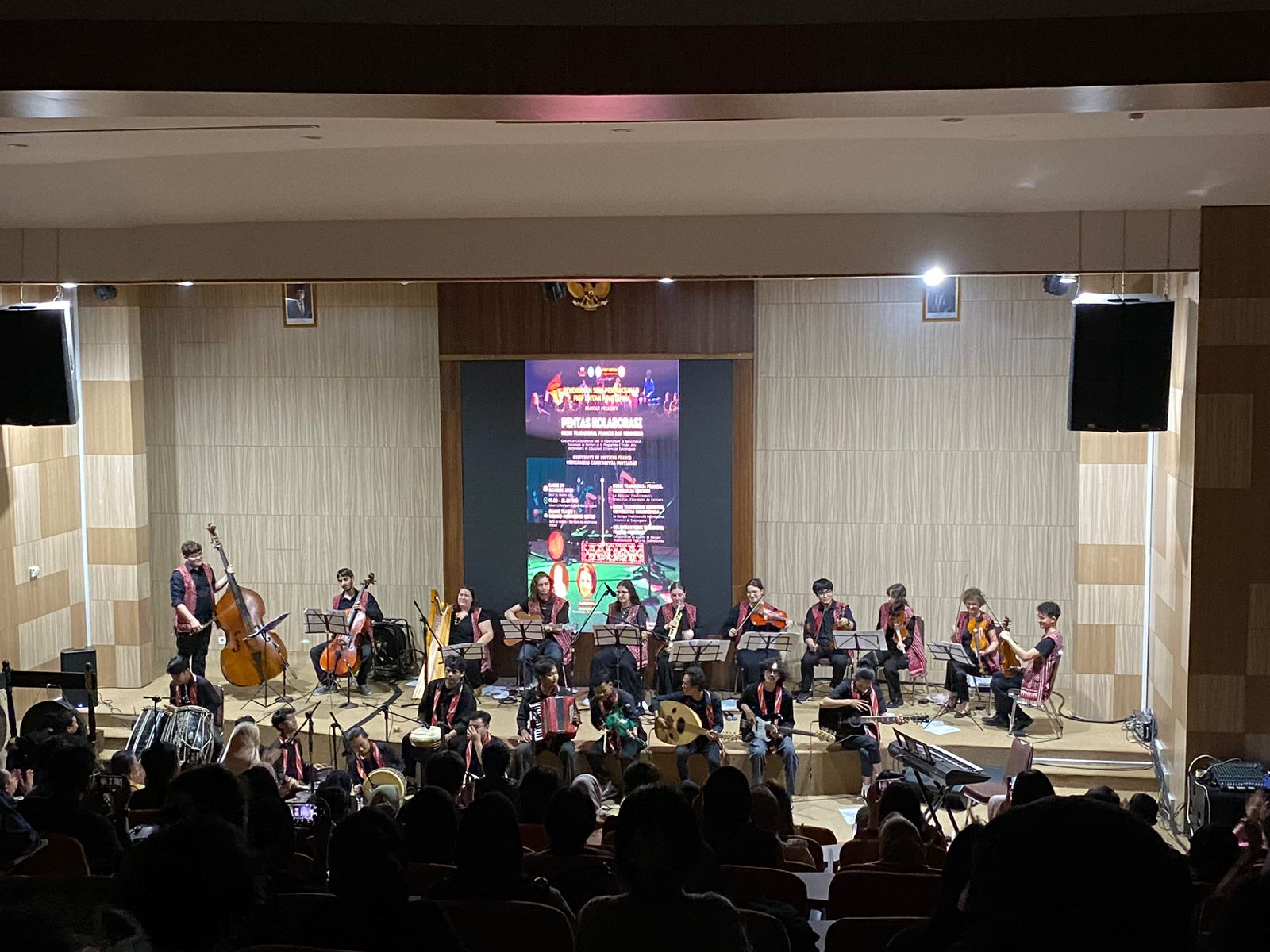 Kolaborasi Epik Pertunjukan Musik Mahasiswa Seni Prancis dan Prodi Pendidikan Seni FKIP Untan