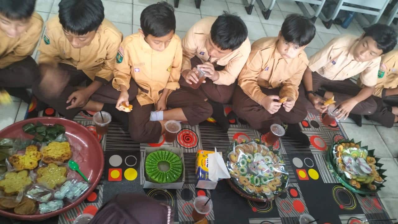 Siswa SD Mujahidin Rayakan HUT Pontianak dengan Makan Kue Tradisional Pontianak Bersama