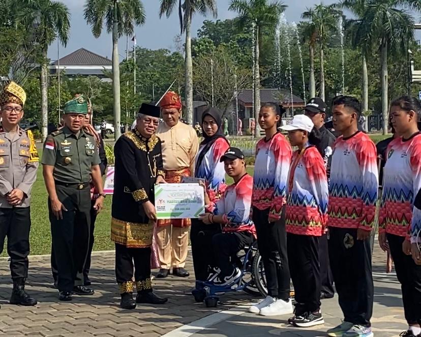 Momentum HSP ke-96, Pemprov Kalbar Serahkan Bonus Atlet dan Penghargaan Pemuda Prestasi
