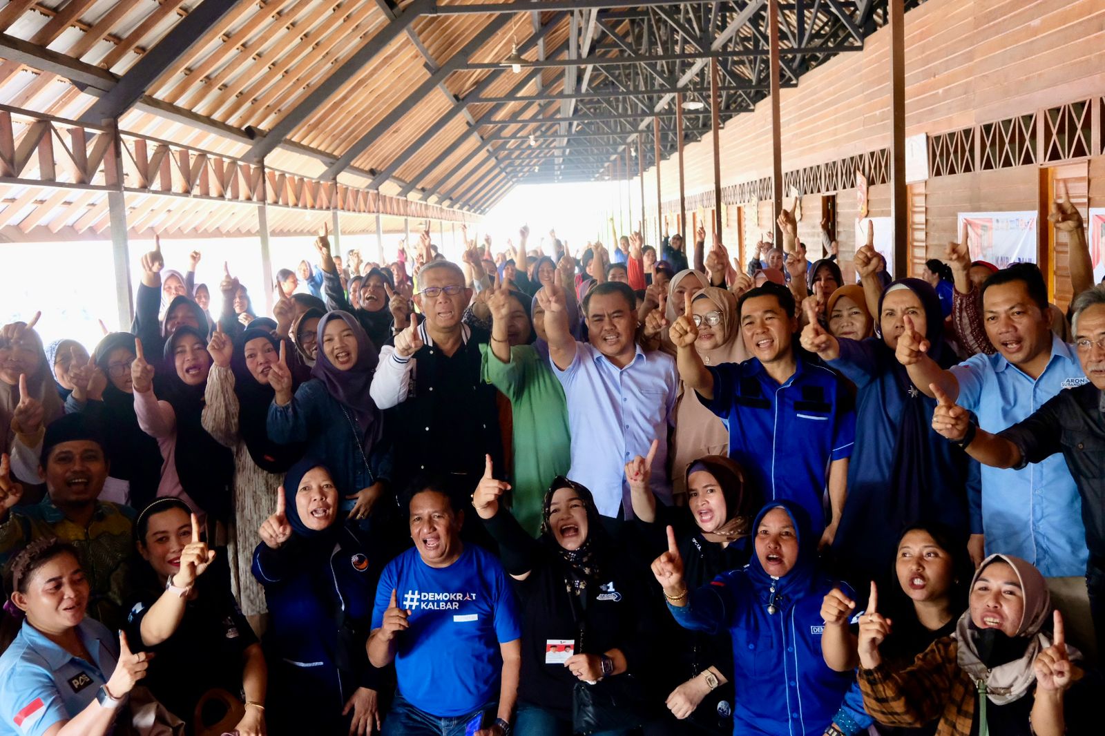 Rasakan Sentuhan Pembangunan Era Sutarmidji, Cabup Aron Ajak Masyarakat Sekadau Menangkan Midji-Didi