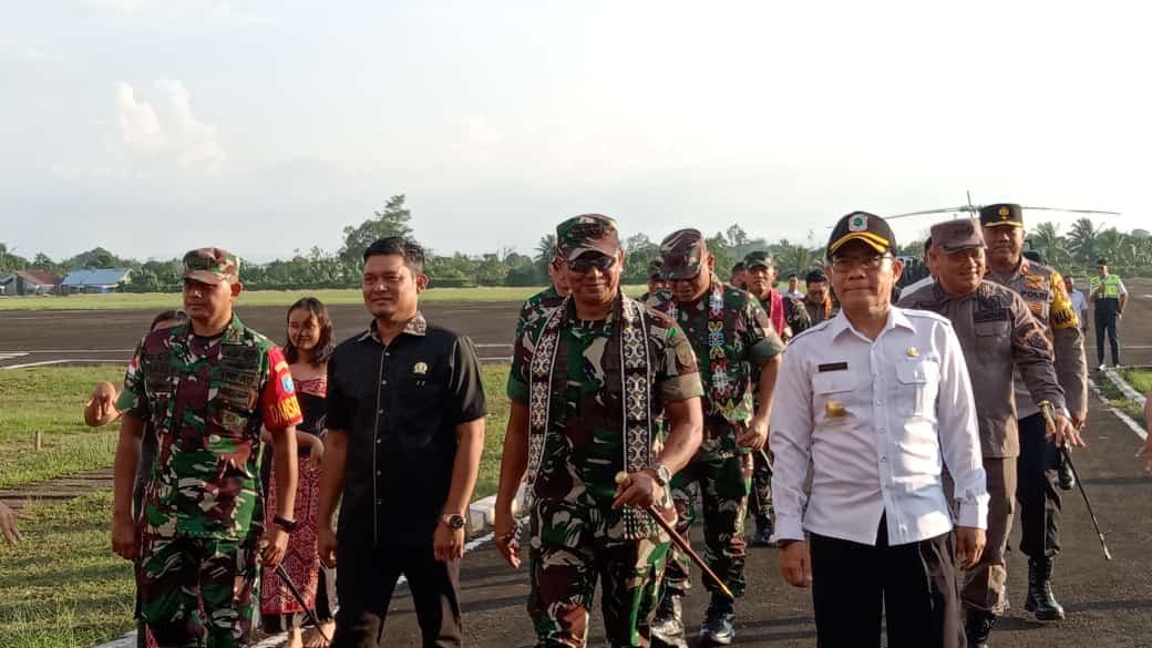 Pangdam XII Tanjungpura Tutup TMMD Reguler ke-122 Desa Selaup, Sekaligus Gelar Baksos dan Pengobatan Gratis