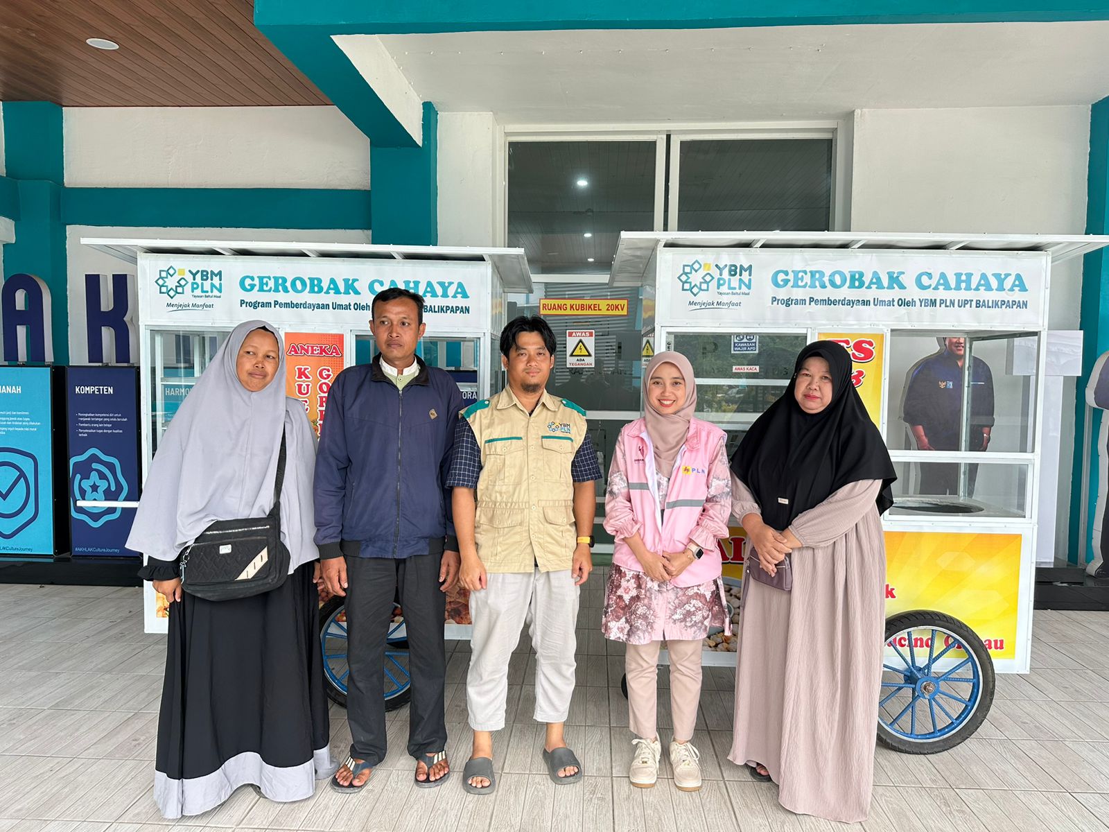 Persembahan di HLN-79, PLN Salurkan Bantuan Gerobak Cahaya Untuk Pedagang UMKM di Kalimantan Timur