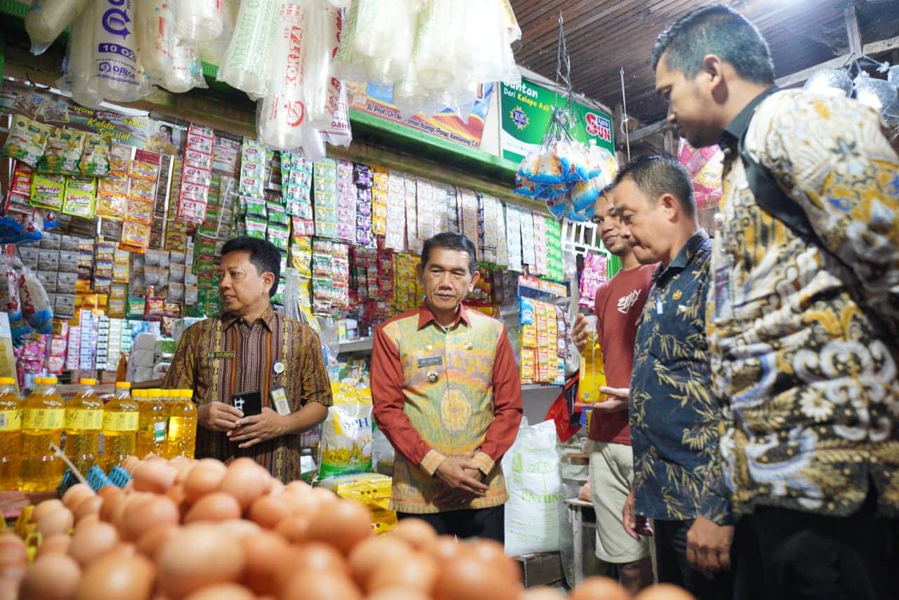 Ani Sofian Tinjau Pasar Kemuning, Sejumlah Komoditas Berfluktuasi