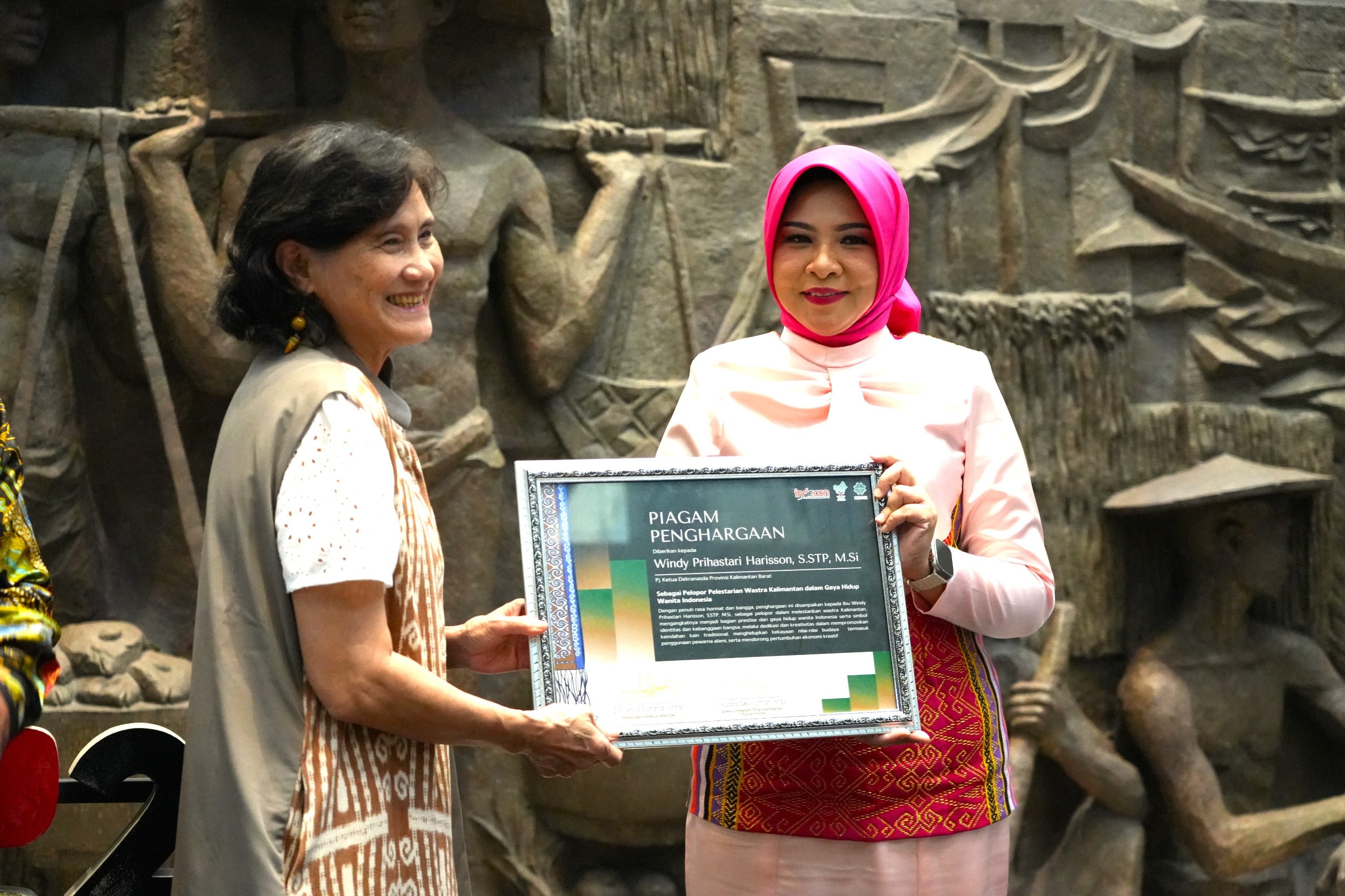 Pj Ketua Dekranasda Kalbar Terima Penghargaan Pelopor Pelestarian Wastra Kalimantan di Jakarta