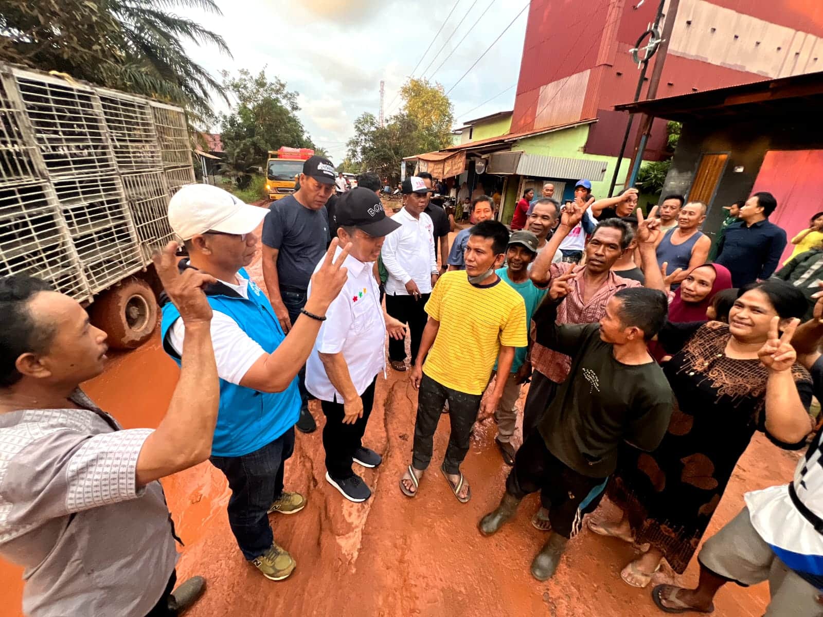 Dicegat Warga Sungai Nanjung, Norsan Bakal Akomodir Keinginan Perbaikan Jalan