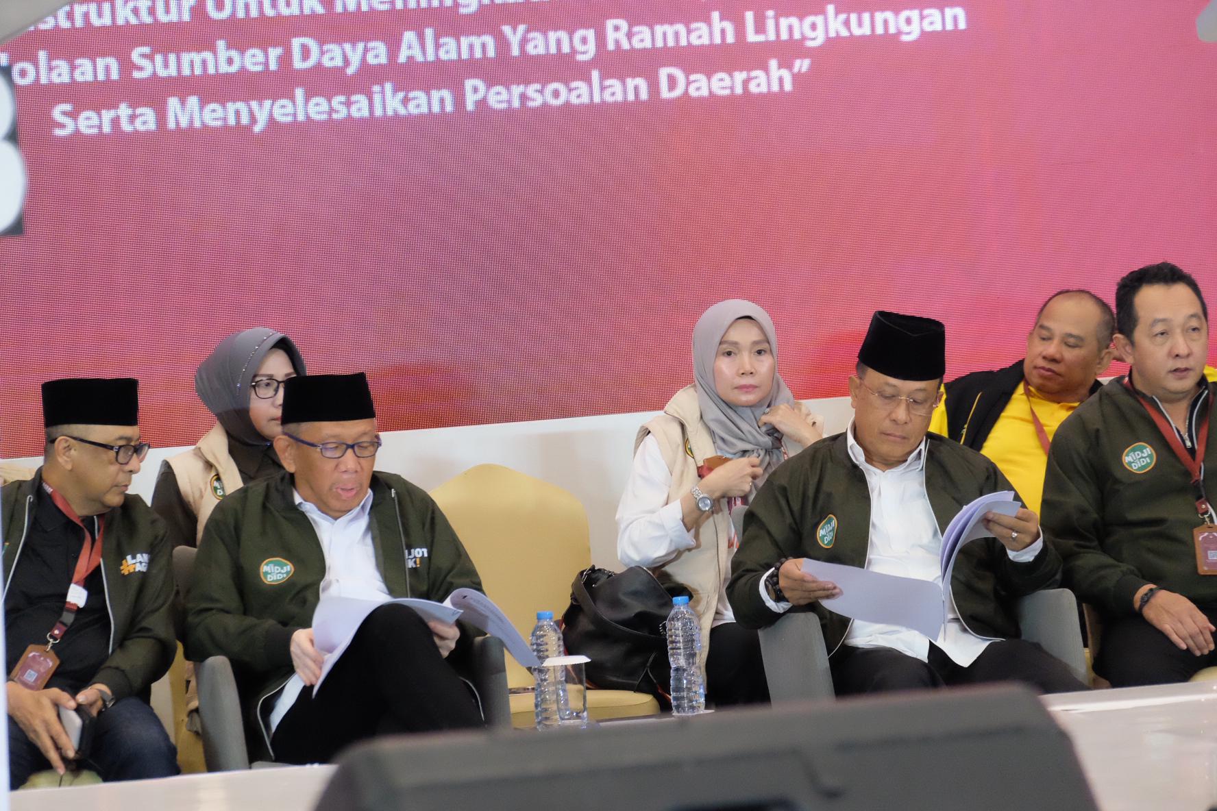 Midji-Didi Tampil Elegan dengan Jaket Bomber Milenial di Debat Publik Kedua Pilgub Kalbar 2024