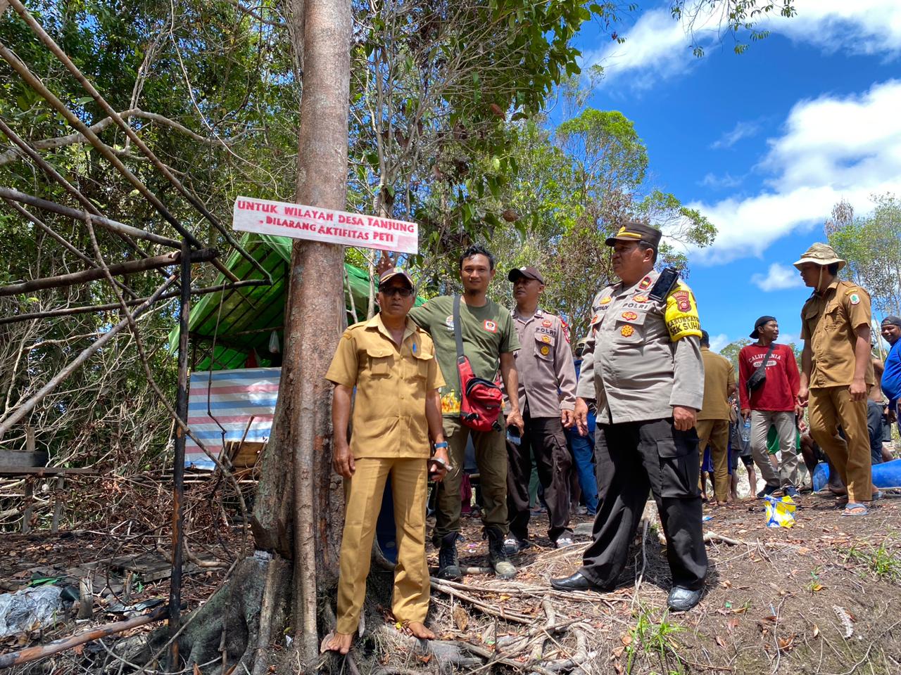 Bersama Warga, Polsek Suhaid dan Pol PP Pasang Plang Larangan PETI di Desa Tanjung