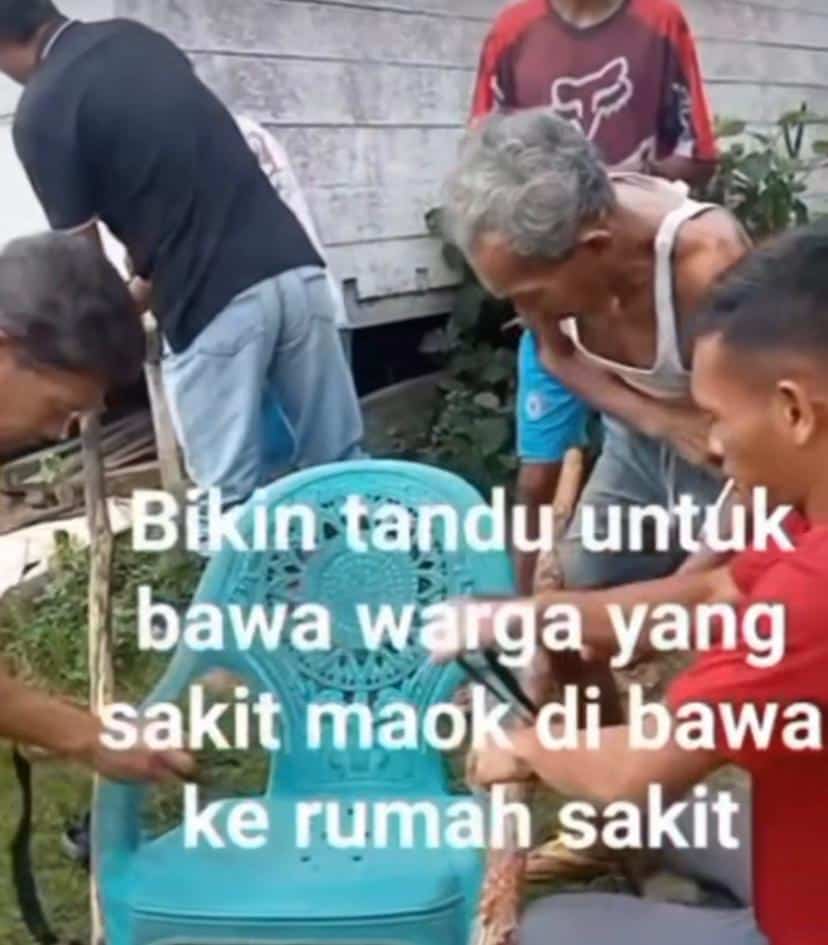 Miris! Warga di Ngabang Gotong Royong Bikin Tandu dari Kursi Plastik Akibat Jalan Tak Memadai