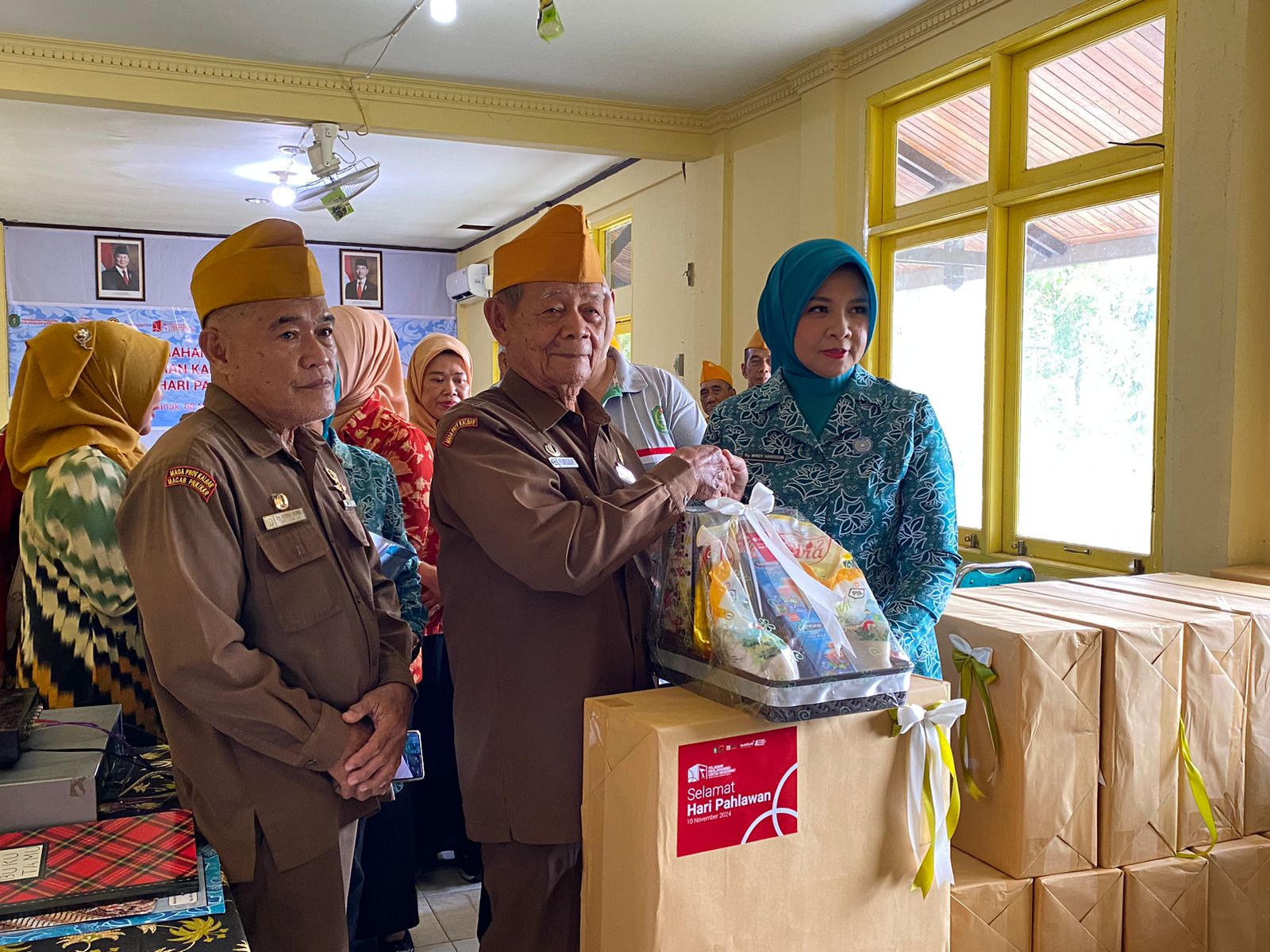 Peringati Hari Pahlawan, Pj Ketua PKK Kalbar Beri Tali Asih kepada Veteran
