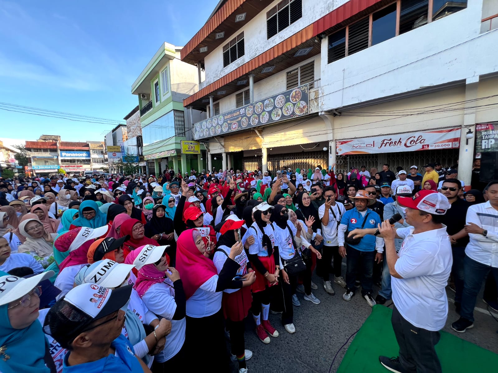 Ribuan Warga Singkawang Antusias Ikuti Jalan Sehat Bersama Ria Norsan