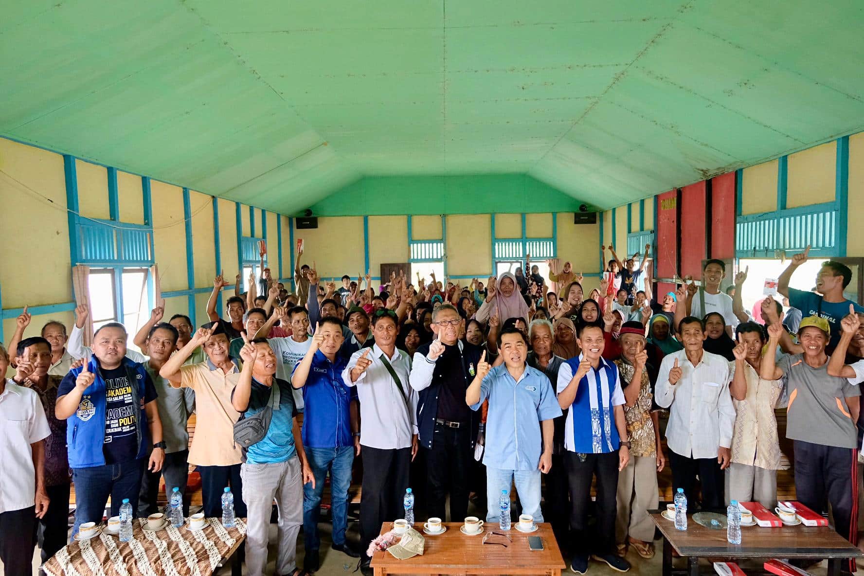 Dialog Bersama Warga Desa Lembah Beringin Sekadau, Sutarmidji Tawarkan Program Bantuan Desa di Periode Kedua