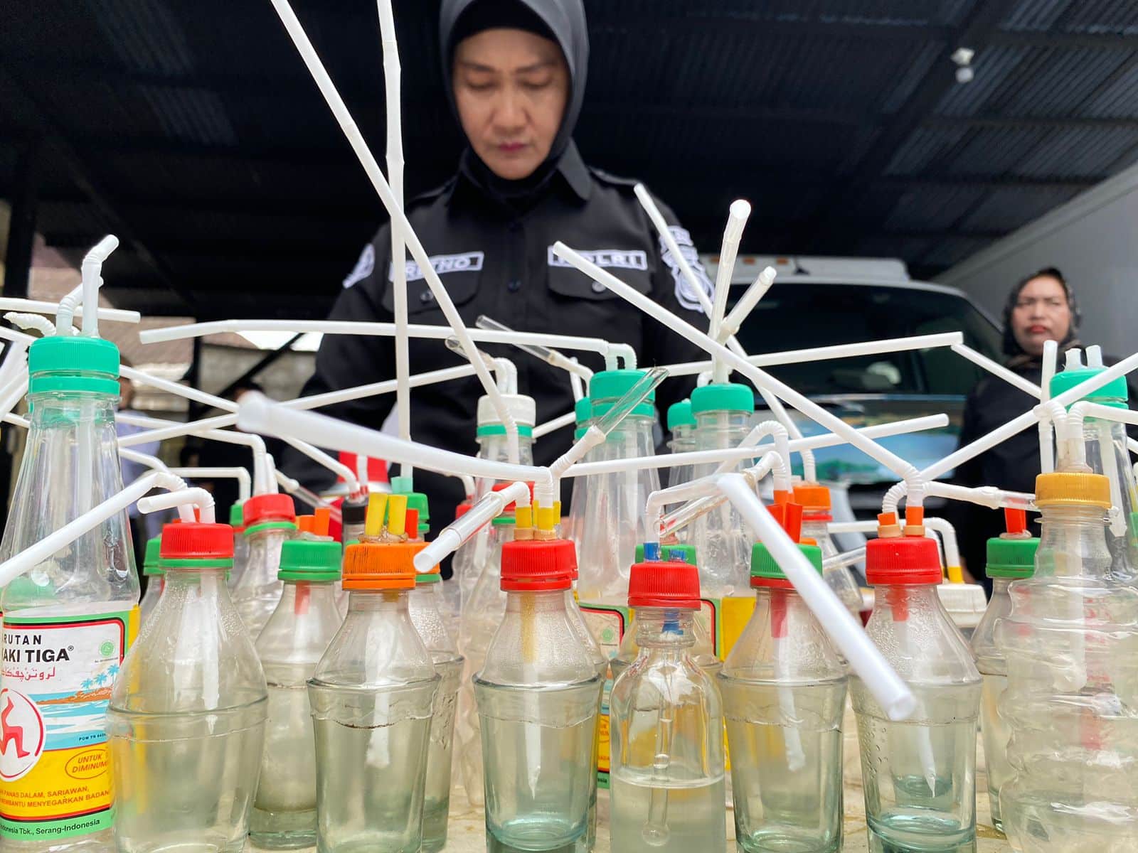 Polda Kalbar Gerebek Kampung Beting, Amankan Puluhan Alat Hisap Sabu