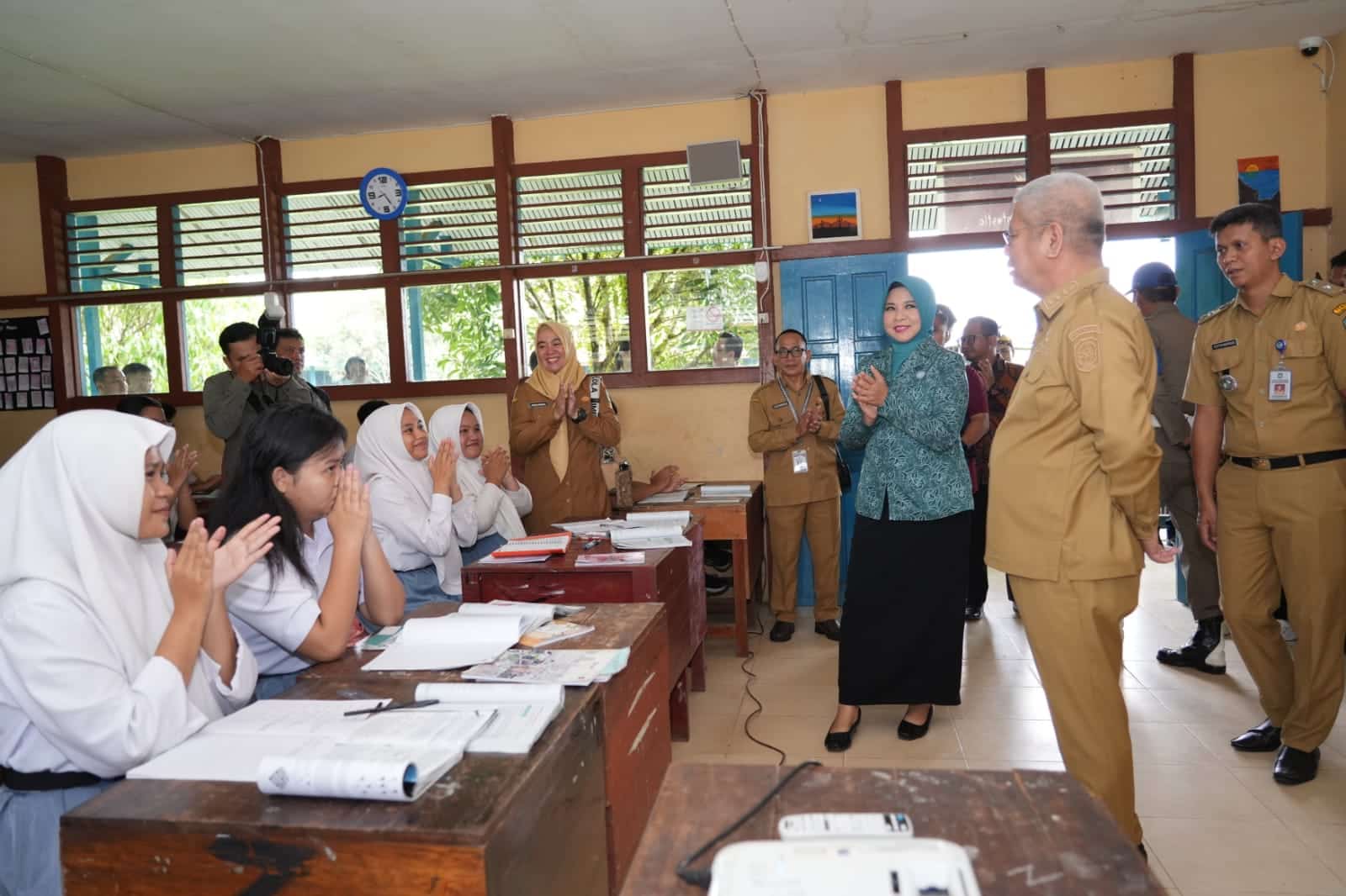 Pastikan Beasiswa Tepat Sasaran, Pj Gubernur Harisson Sambangi SMAN 1 dan SMKN 1 Putussibau