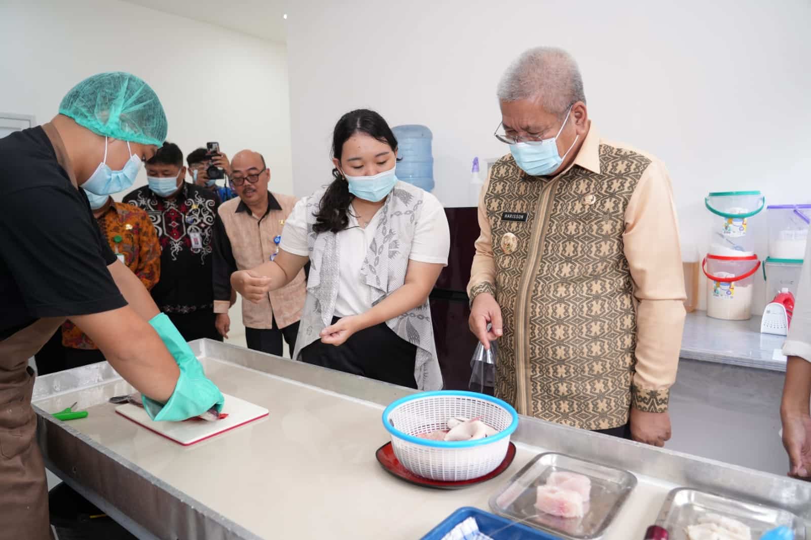 Harisson Tinjau PT SSL Produksi Biskuit Cegah Stunting, Inovasi Anak Muda Sintang