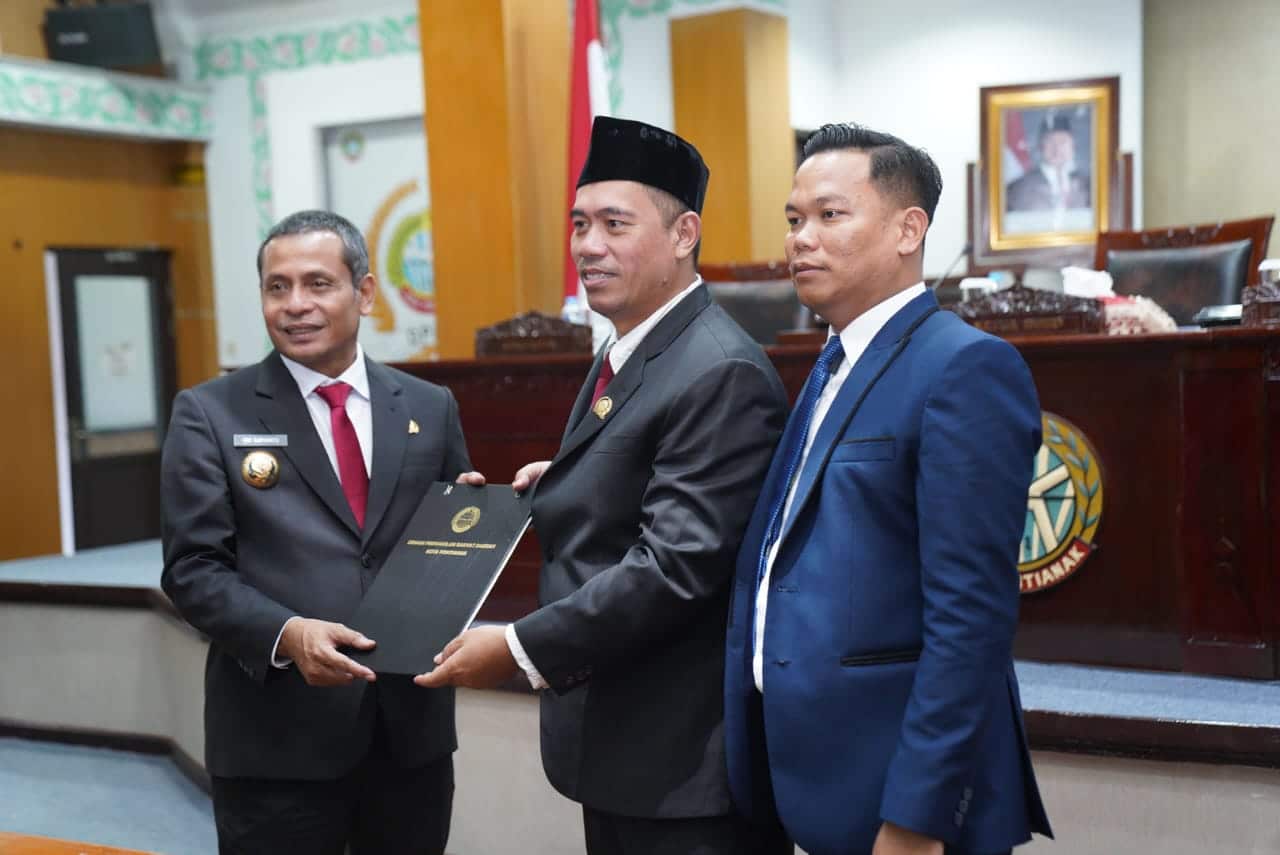 Pj Wako Sampaikan Jawaban Terhadap Pandangan Umum Fraksi DPRD Mengenai Raperda APBD Kota Pontianak 2025
