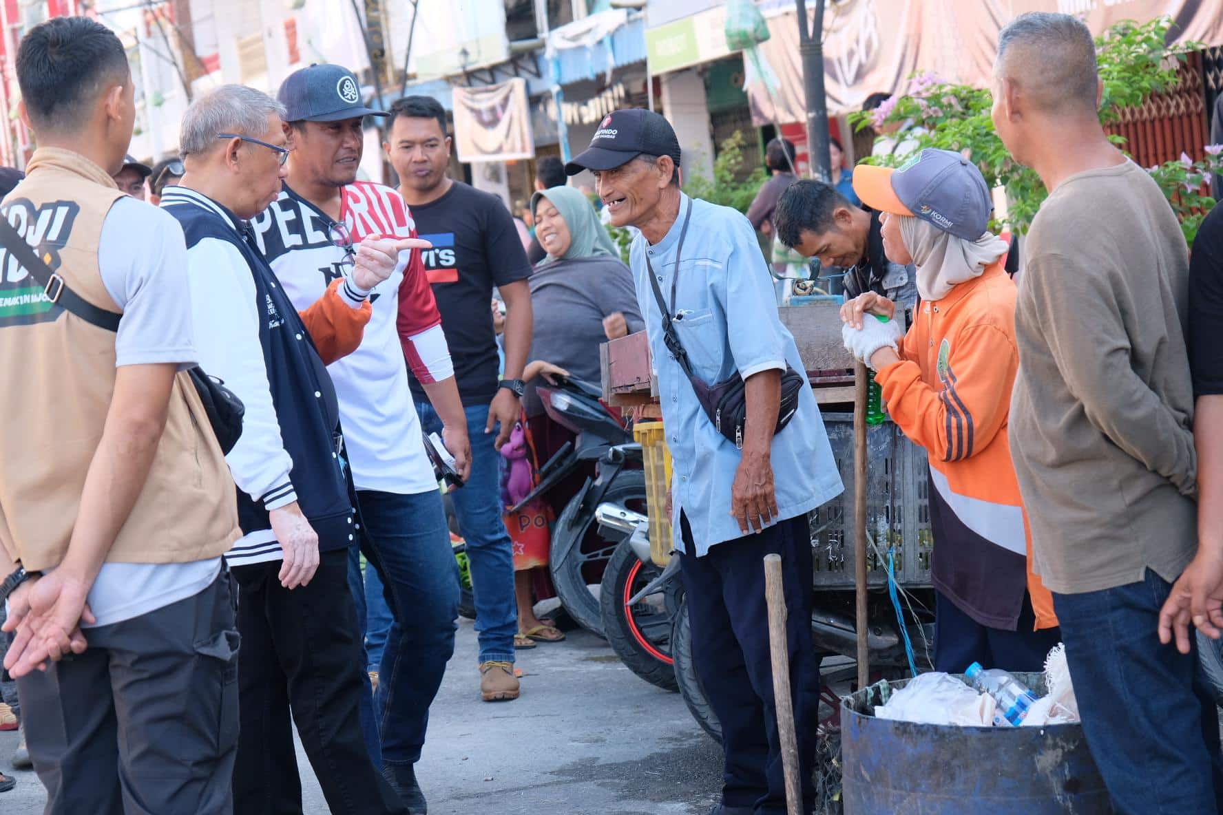 Usai Blusukan di Pasar Pagi, Midji Lanjut Blusukan di Pasar Tumpah Sambas