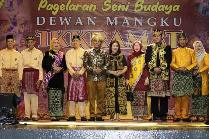Tutup Pagelaran Seni Budaya Ikkramat, Bupati: Bukti Budaya Bisa Jadi Pemersatu Keberagaman di Ketapang