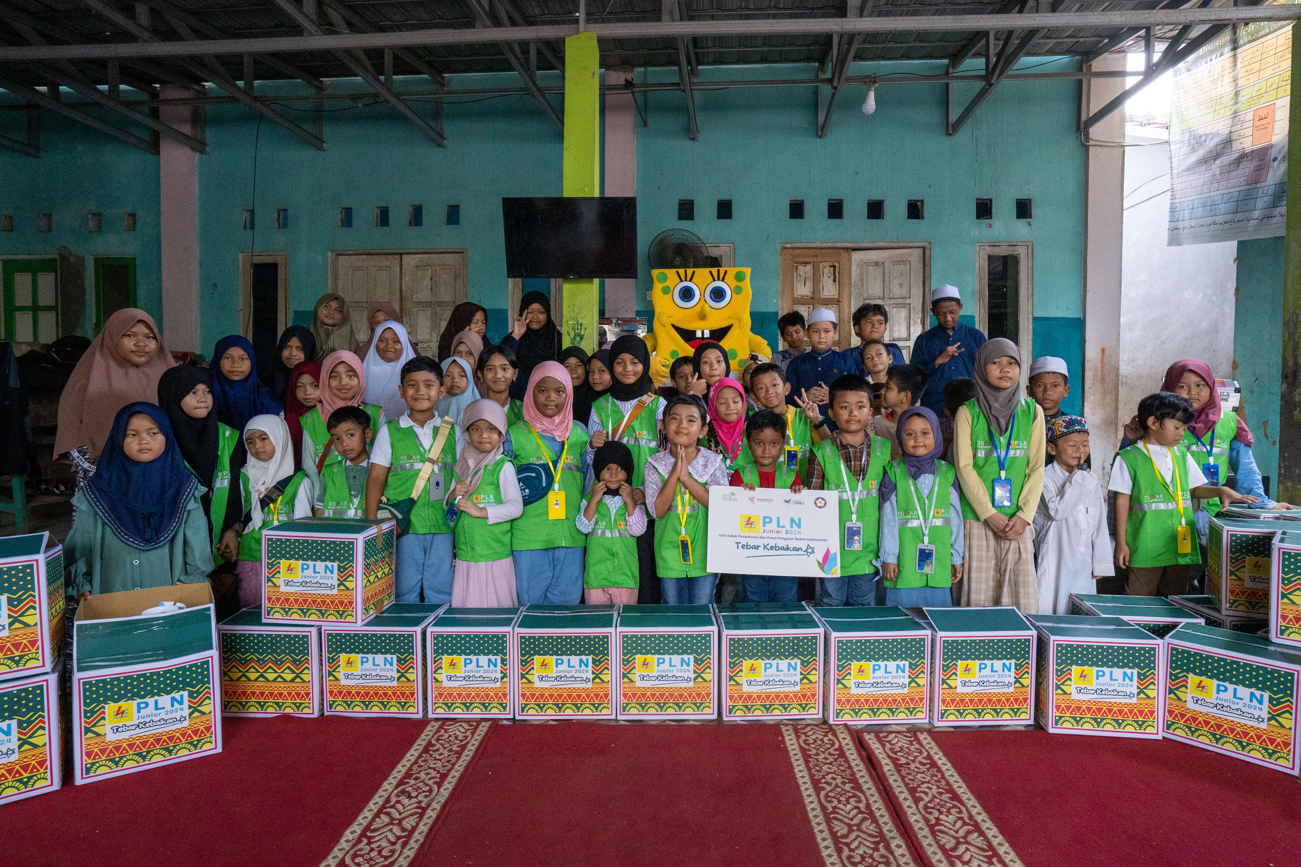 Jelang Hari Anak Sedunia, PLN Junior Tebar Kebaikan ke Rumah Anak Yatim Ar-Rohmah Banjarbaru