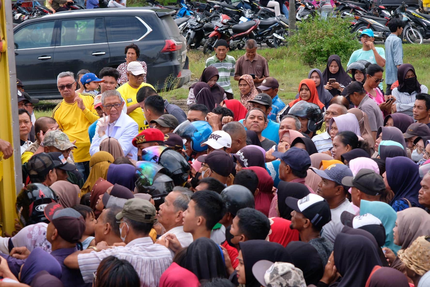 Warga Pemangkat Serbu Bazar Ikan Murah, Sutarmidji Turut Layani Pembeli