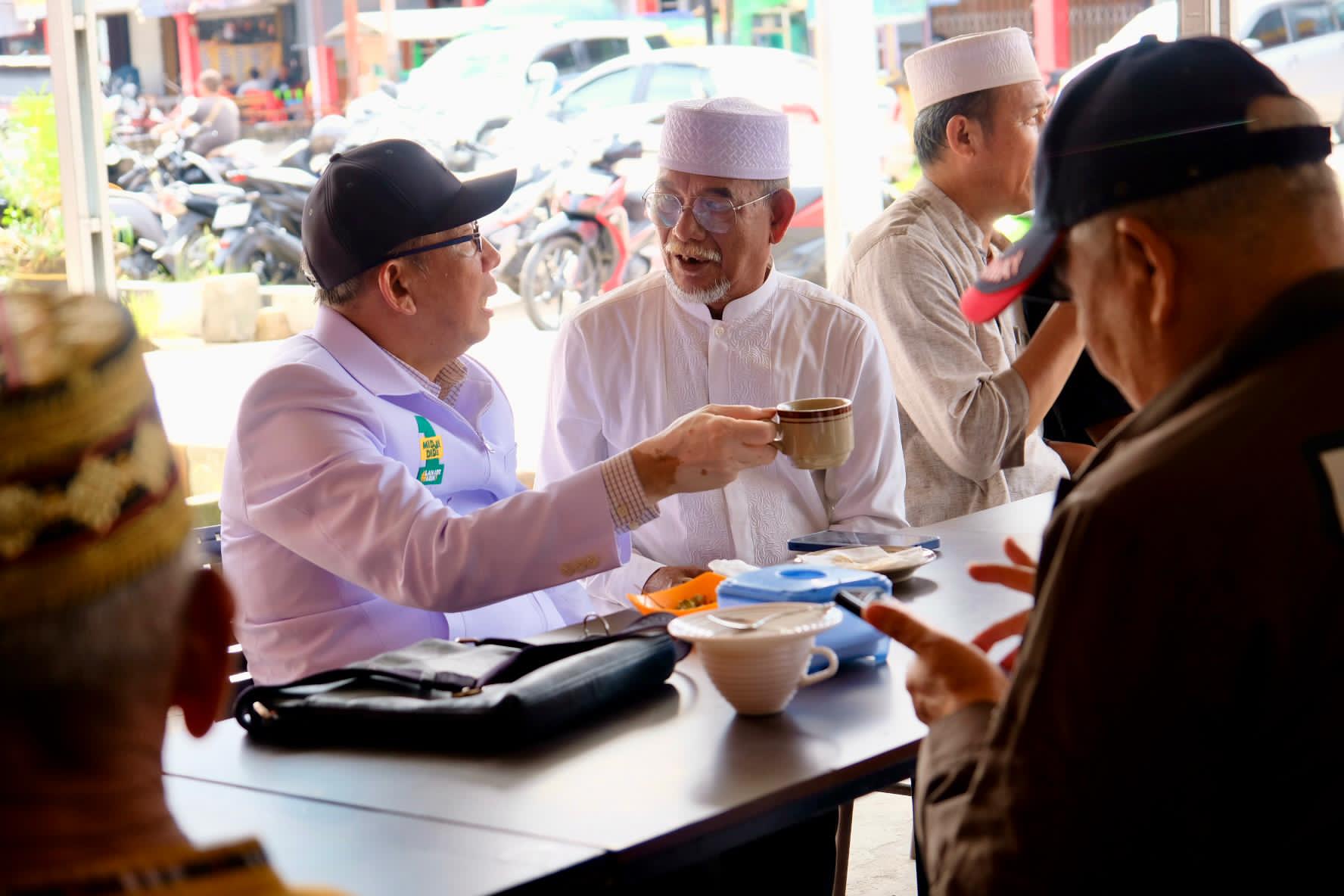 Midji Ngopi dengan Sejumlah Tokoh di Pemangkat