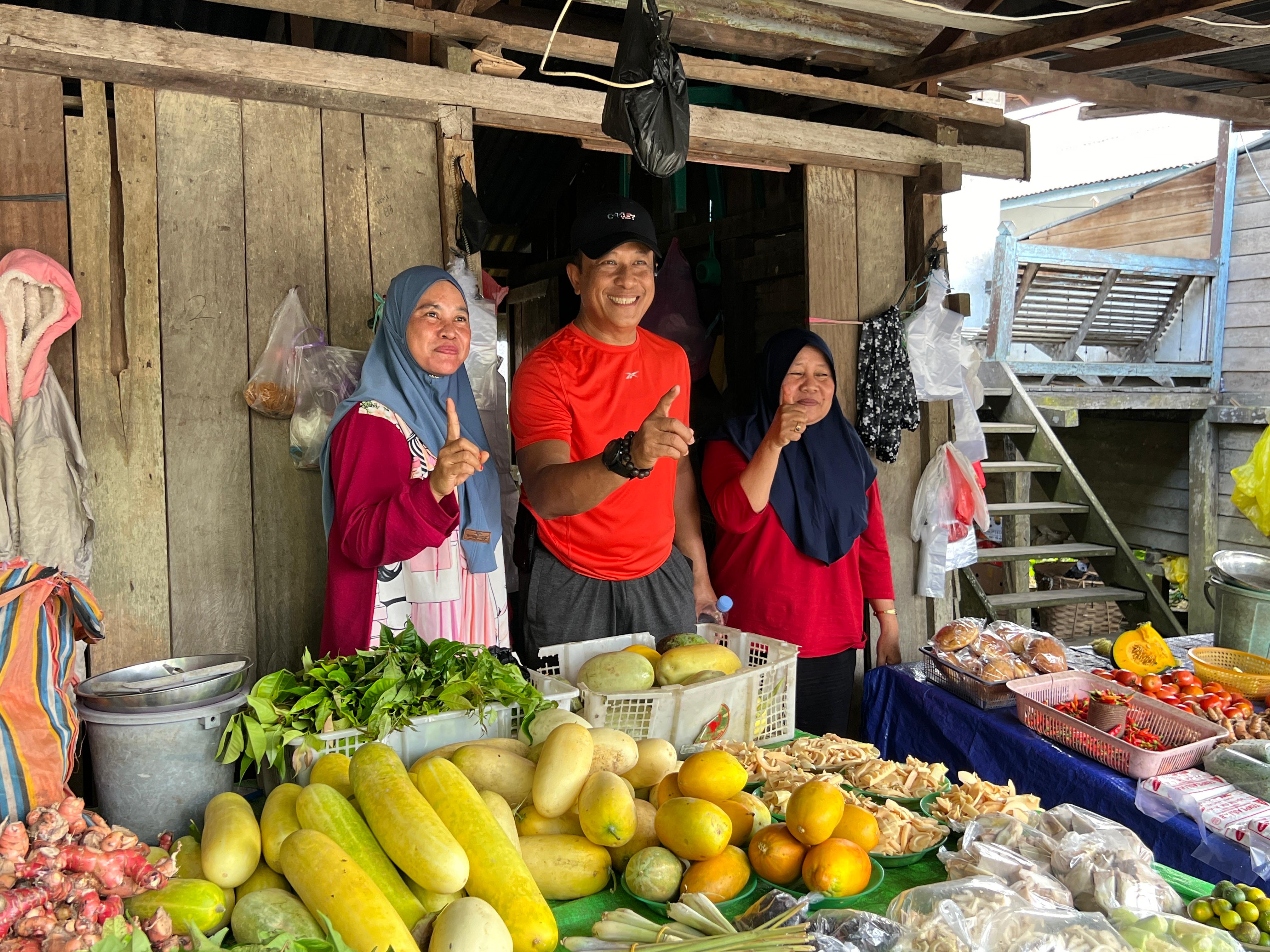Momen Bang Didi Temui Pedagang Sembari Belanja Sayur di Pasar Pagi Putussibau