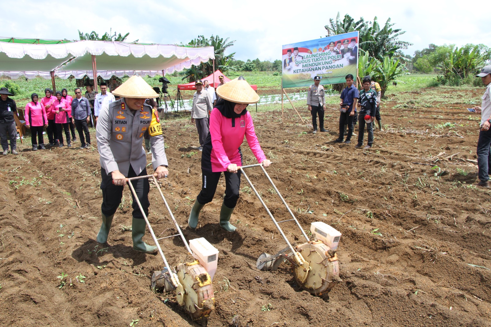 Polres Ketapang Luncurkan Gugus Tugas Polri dan Tanam Jagung Hibrida Bersama Kelompok Tani