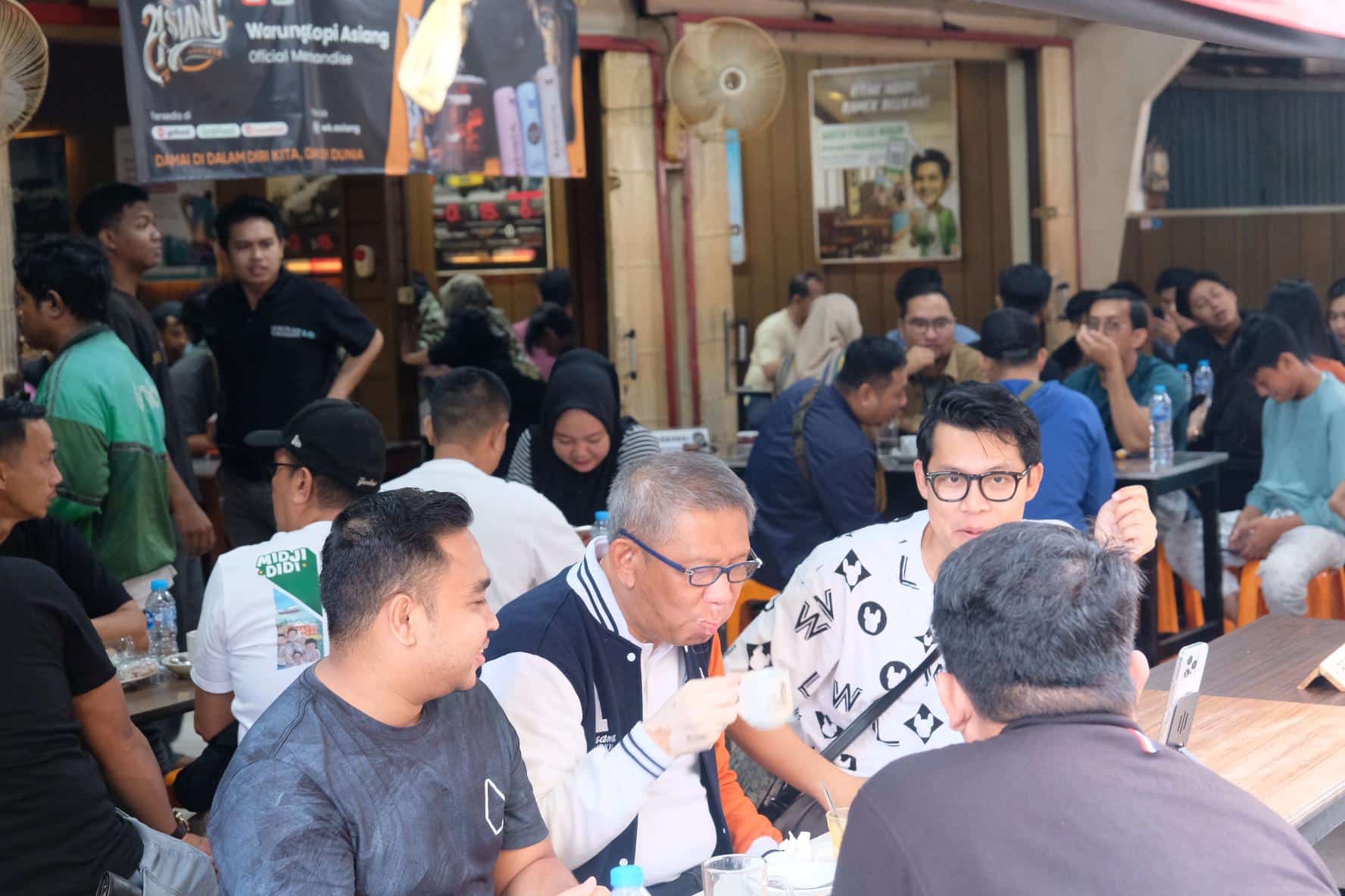 Sutarmidji Bersama Evan Hobby Makan Ngopi Pagi di Warkop Asiang Merapi