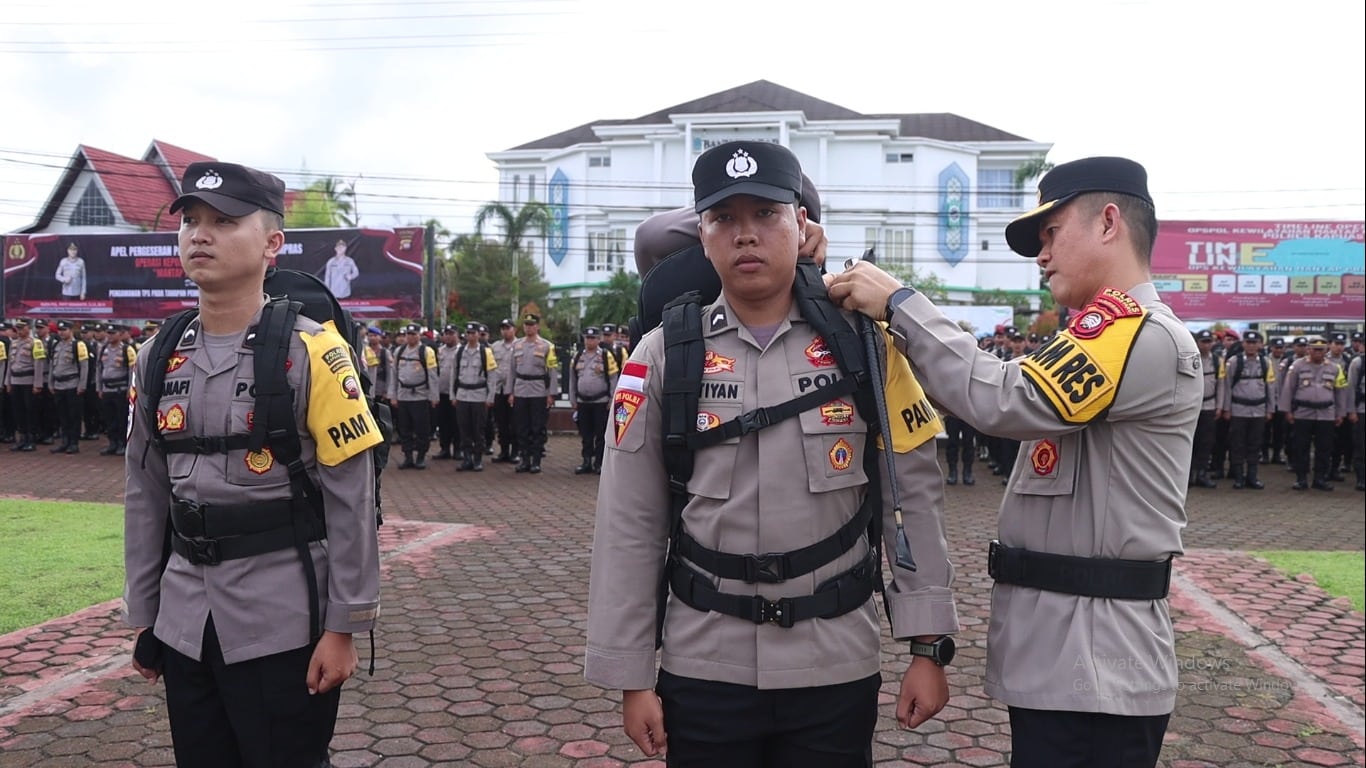 Kapolres Kapuas Hulu Pimpin Apel Pergeseran Pasukan dan Pengecekan Sarpras Pengamanan TPS Pilkada 2024