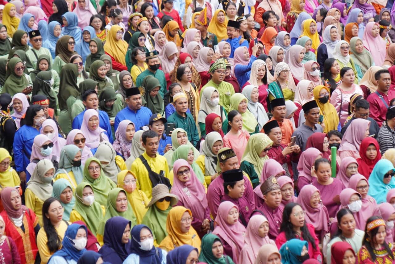 Ribuan Guru di Pontianak Berpakaian Daerah Ikuti Upacara Peringatan Hari Guru Nasional 2024