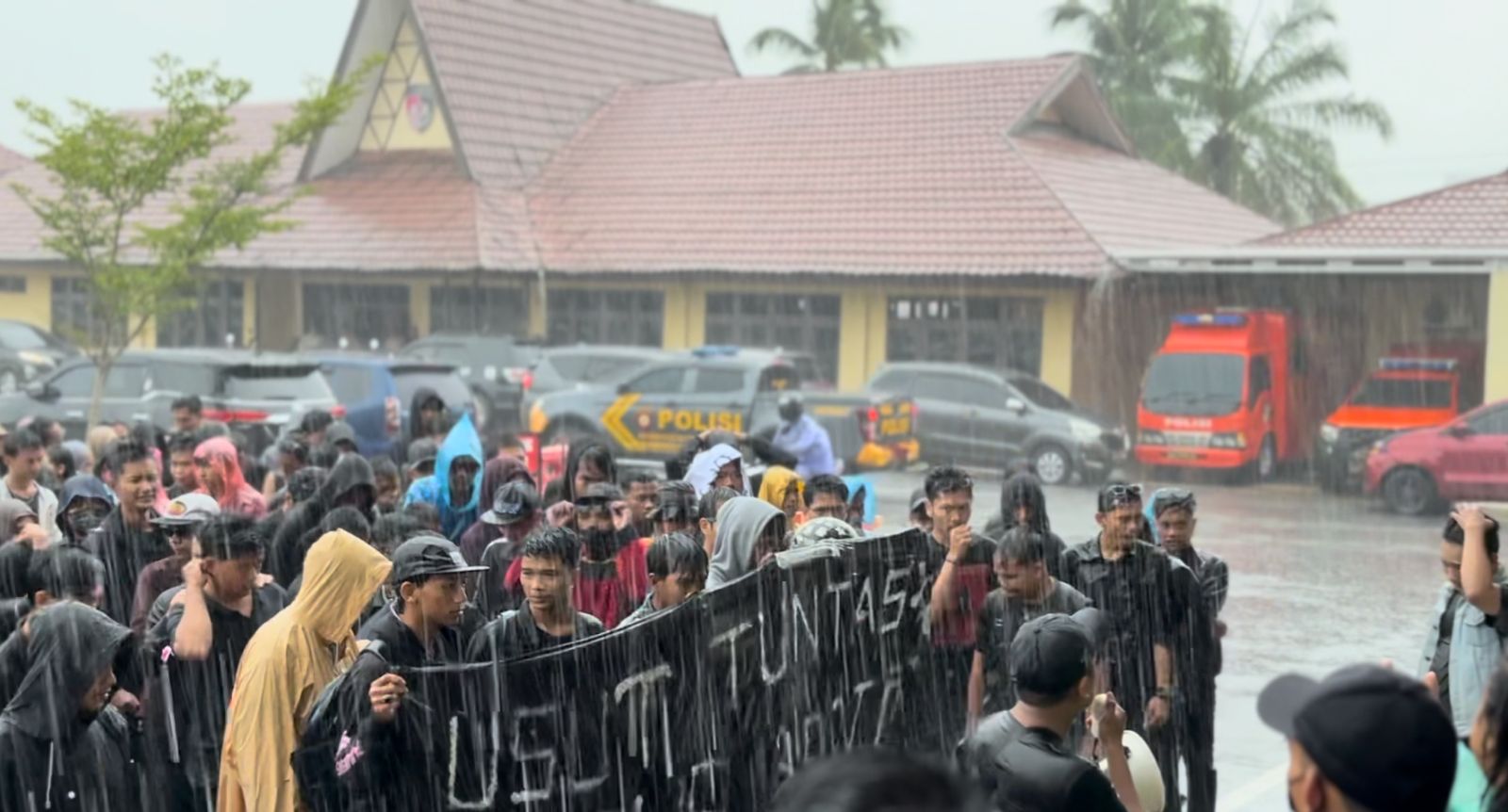 Puluhan Mahasiswa Demo Depan Polda Kalbar, Minta Kasus Korupsi BP2TD Mempawah Diusut Tuntas