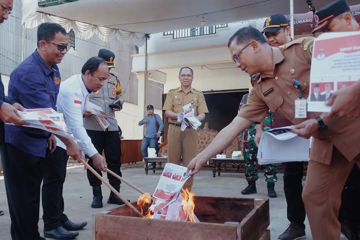 Pj Sekda Ketapang Hadiri Pemusnahan Surat Suara Pilkada Rusak dan Kelebihan Hitung