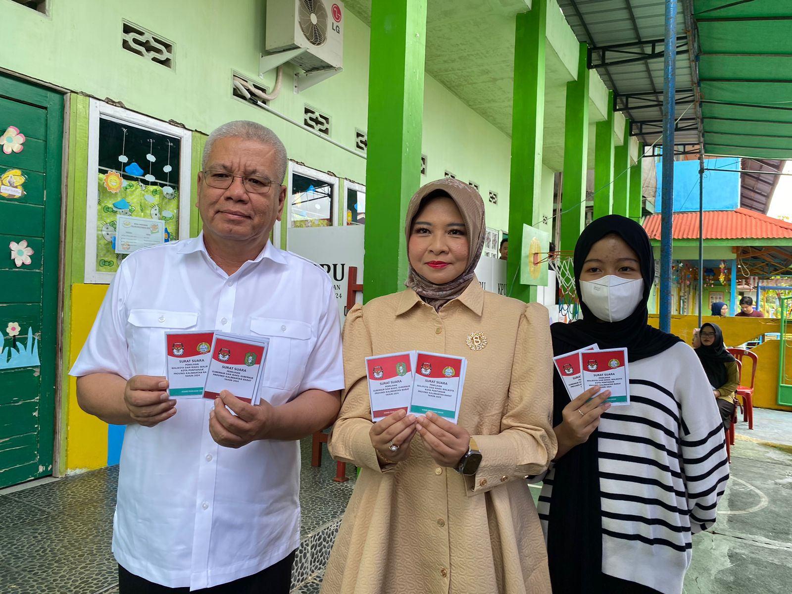 Pj Gubernur Harrison Coblos di TPS 54: Apapun Hasilnya Masyarakat Harus Menerima