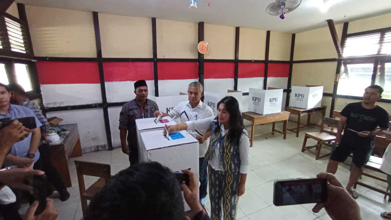 Coblos di TPS 012 Mulia Baru, Martin Rantan: Siapapun Pemenang Itu Adalah Pilihan Rakyat