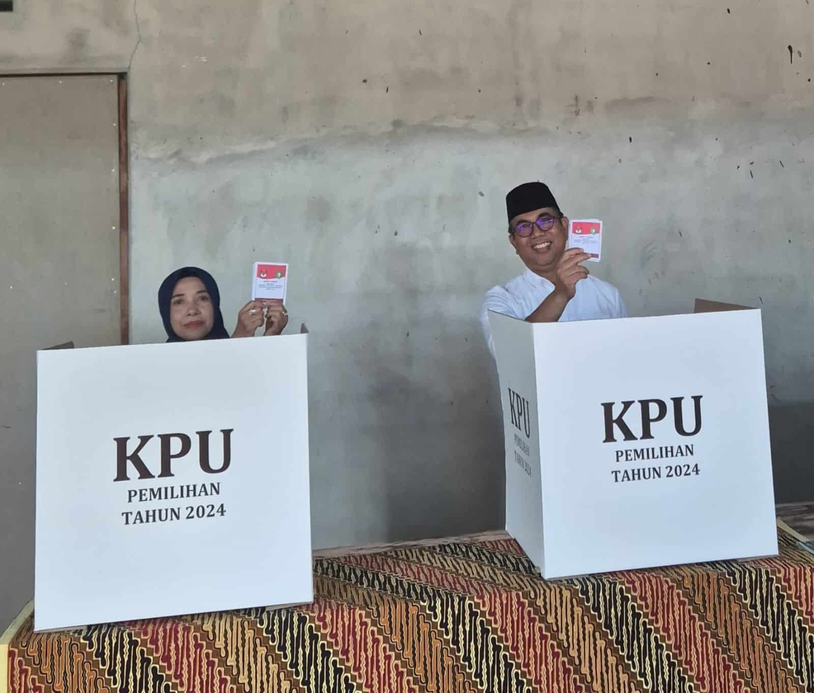 Pj Bupati Kayong Utara bersama Istri Berikan Hak Suara di Pilkada Serentak 2024