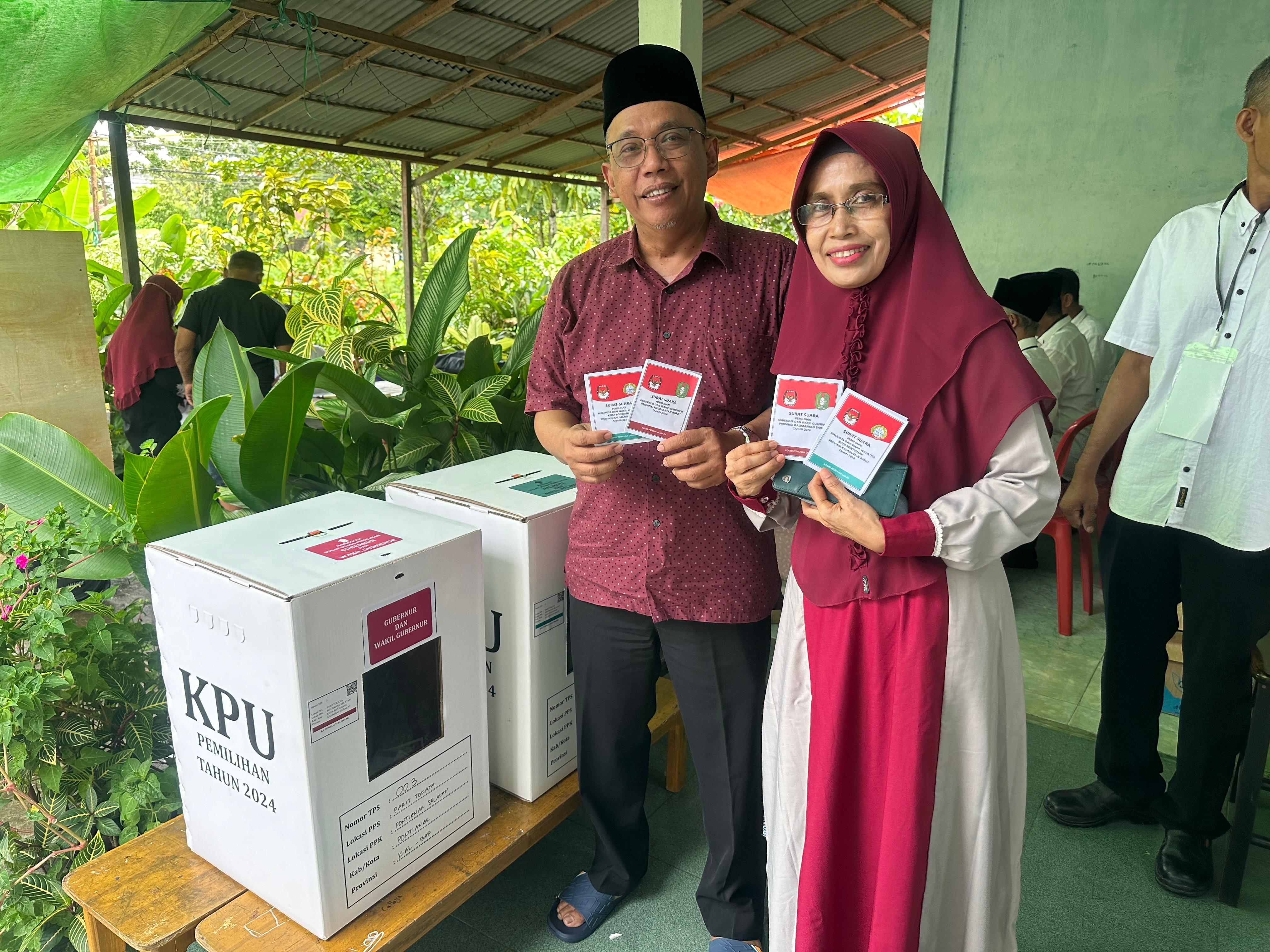 Sekda Amirullah Salurkan Hak Pilih Pilkada di TPS 03 Parit Tokaya