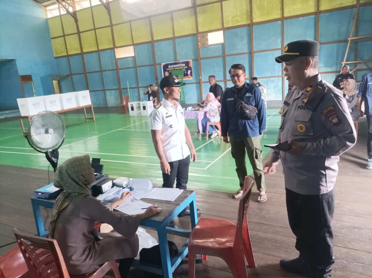 Bersama Forkopimcam, Plh Kapolsek Jongkong Pantau Jalannya Pemungutan Suara di TPS