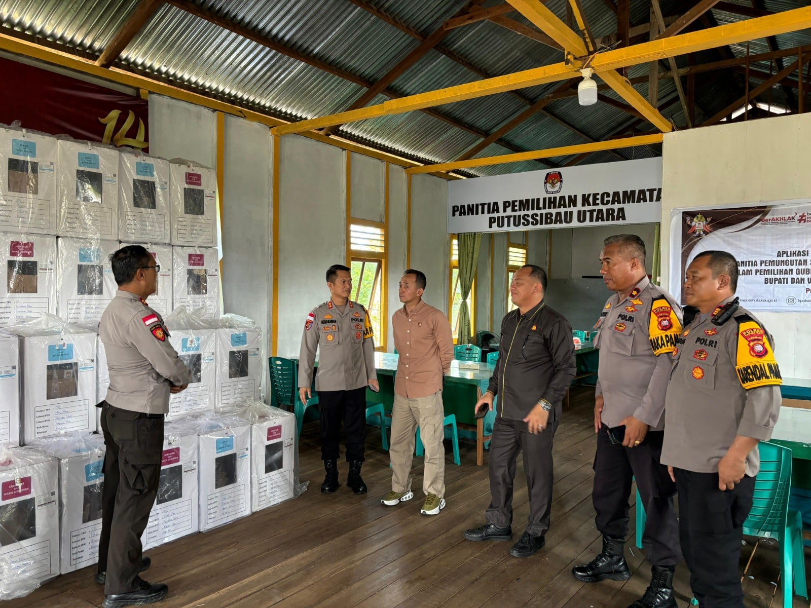 Kapolres Kapuas Hulu Monitoring Logistik Pilkada di PPK Putussibau