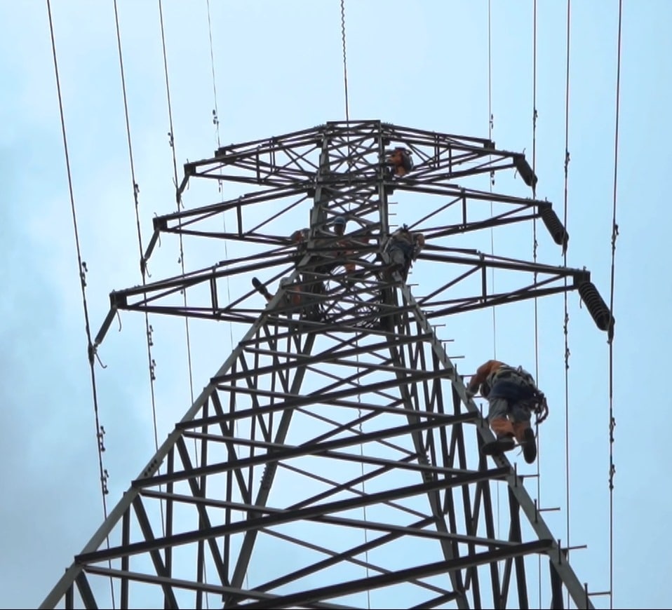 Gerak Cepat PLN Tangani Gangguan Isolator Putus di Jaringan Transmisi Parit Baru - Senggiring
