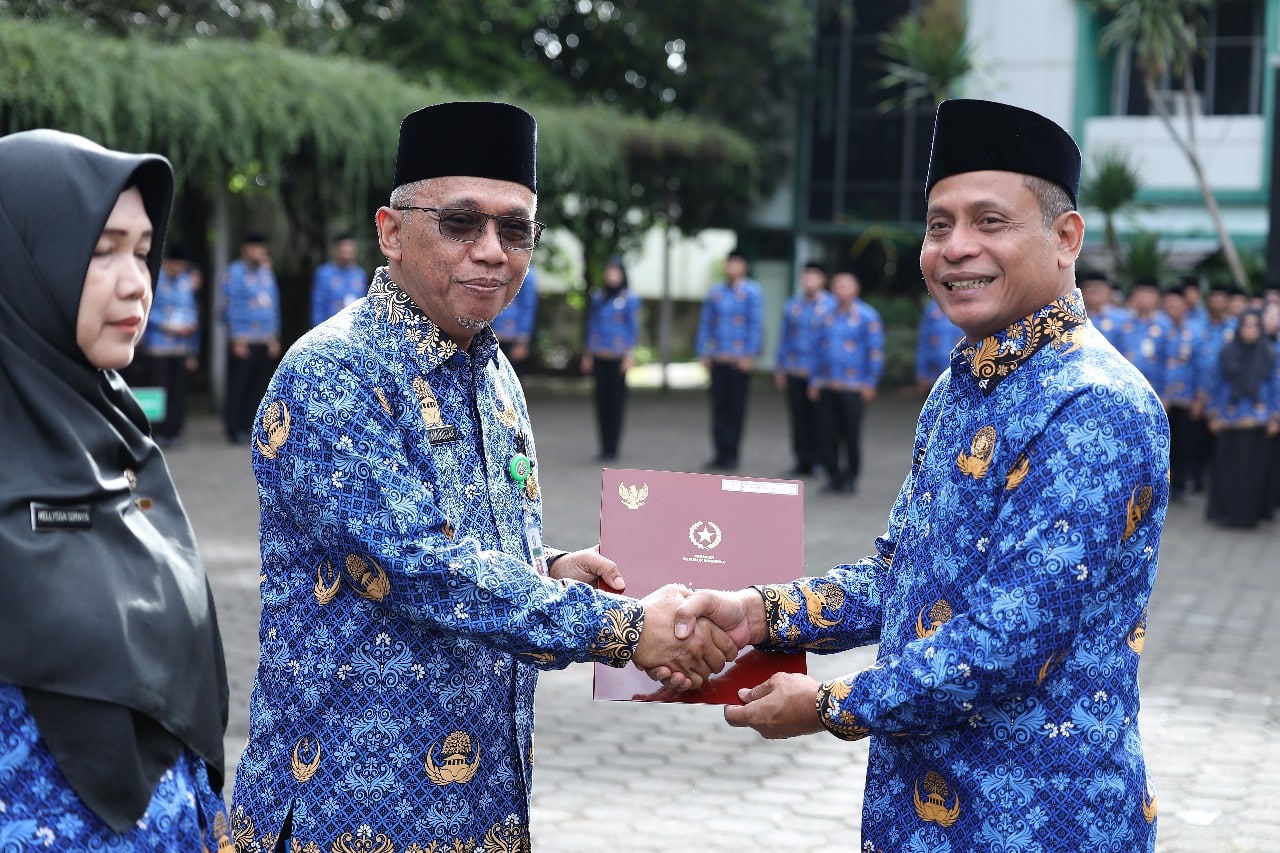 Sekda Amirullah Terima Satyalancana Karya Satya Pengabdian 30 Tahun di Hari Korpri