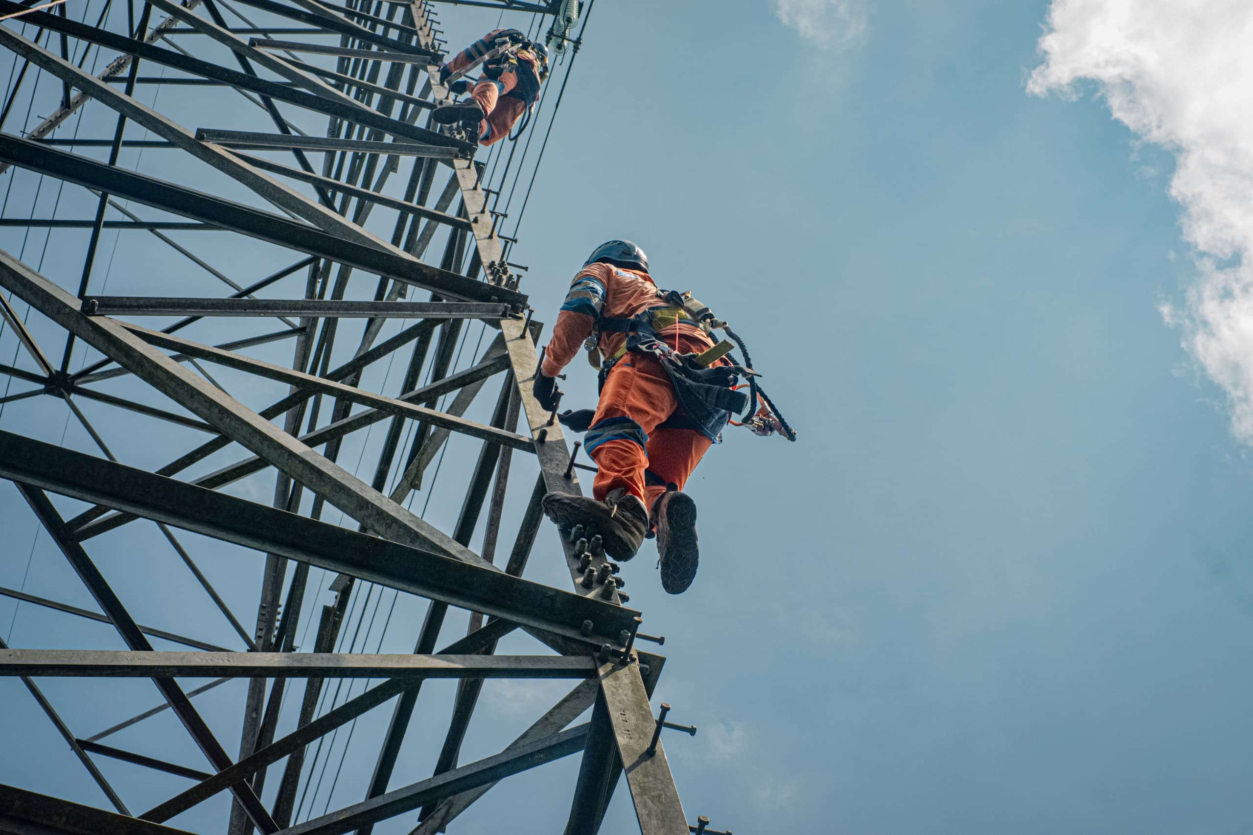 Usung Semangat Hari Pahlawan, Pejuang Keandalan PLN Ganti Isolator Tanpa Padam di Bontang