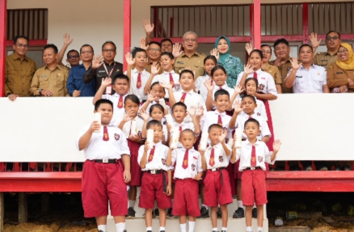 Pernah Bertugas di Kapuas Hulu, Pj Gubernur Harisson Berikan Motivasi Guru dan Pelajar di Batas Negeri