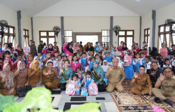 Ayah dan Bunda PAUD Kalbar Serahkan Paket Alat Belajar dan Sarapan Sehat bersama Anak-anak Perbatasan